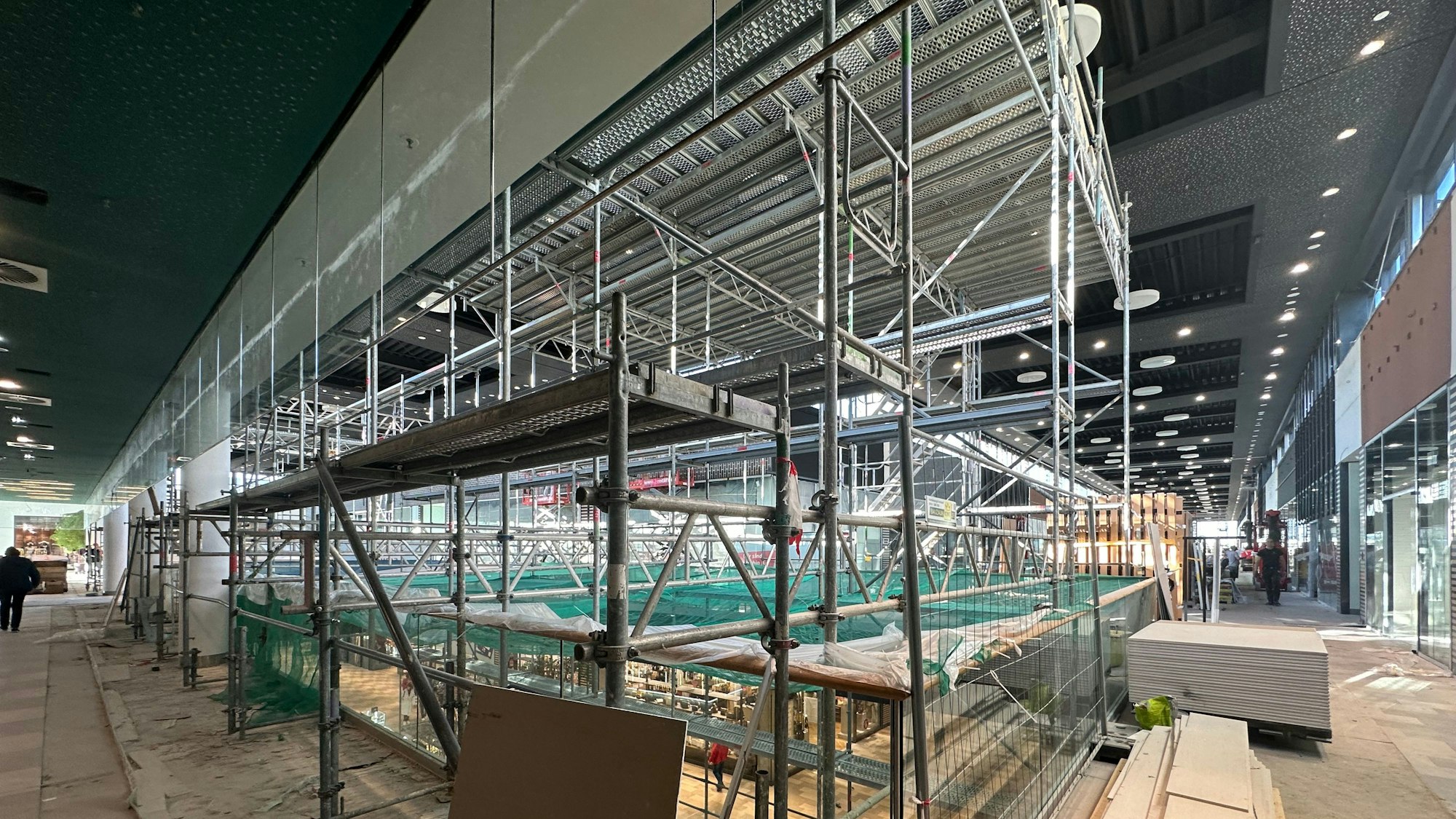 Hohe Baugerüste reichen zum Teil bis in die erste Etage im Huma.