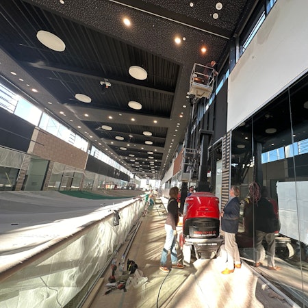 Der Umbau der Outletebene im Huma ist in der Endphase. Links im Bild die Fangnetze, die die Kunden vor herabfallenden Bauteilen schützen.