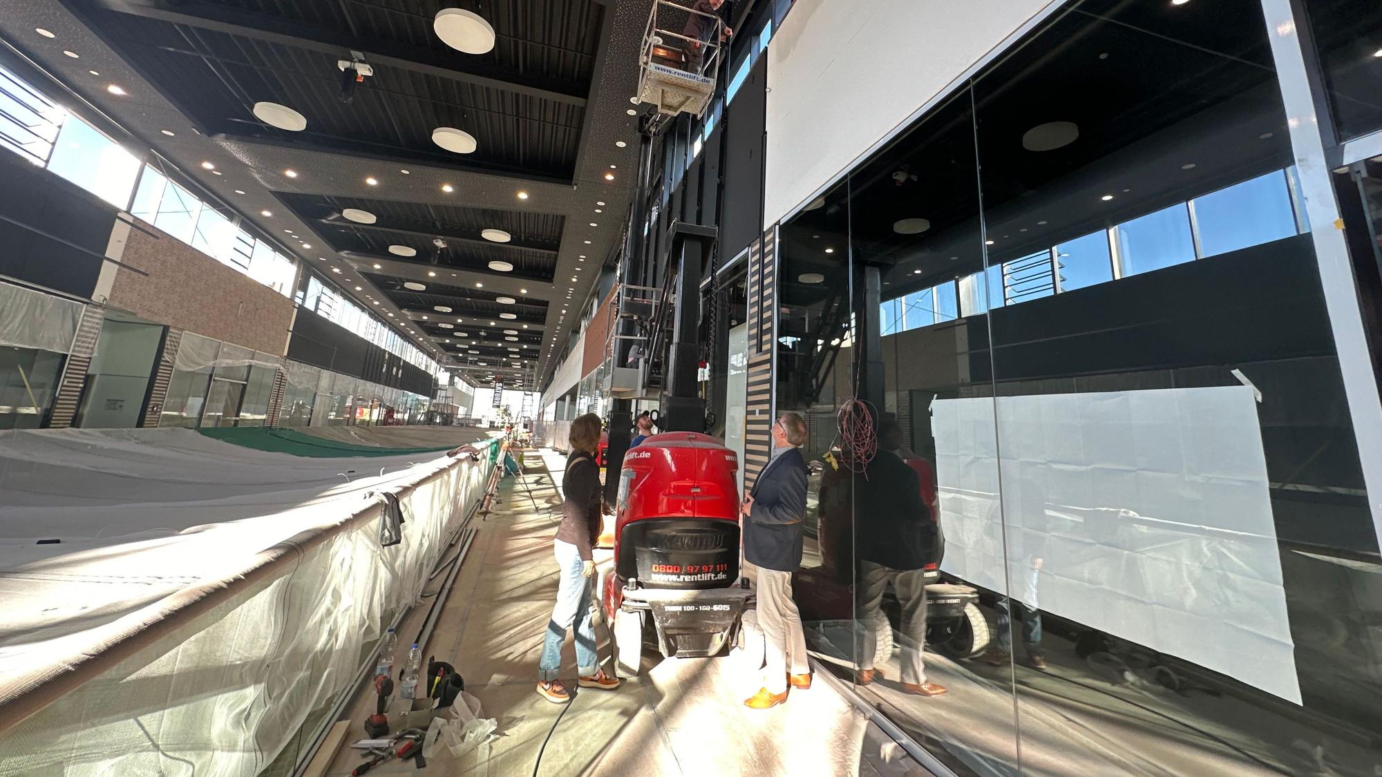 Der Umbau der Outletebene im Huma ist in der Endphase. Links im Bild die Fangnetze, die die Kunden vor herabfallenden Bauteilen schützen.