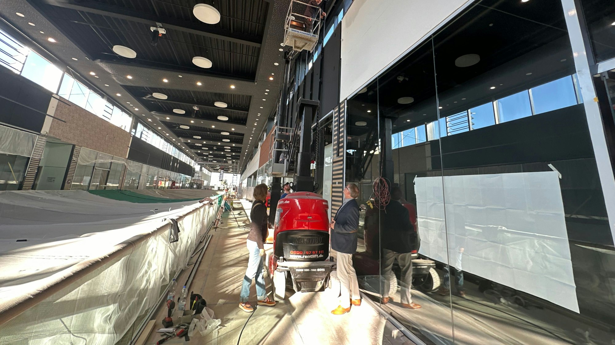 Der Umbau der Outletebene im Huma ist in der Endphase. Links im Bild die Fangnetze, die die Kunden vor herabfallenden Bauteilen schützen.