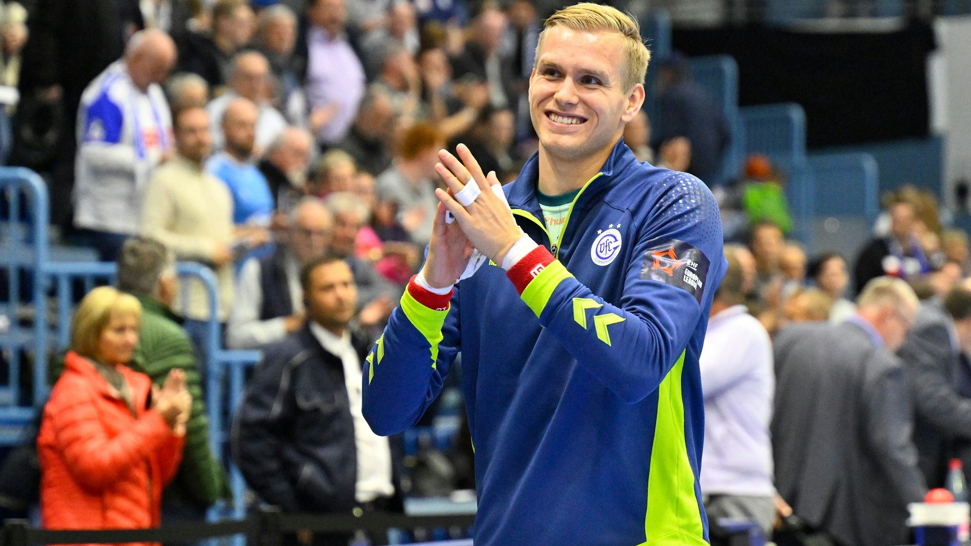 Lächelnd applaudiert Ellidi Vidarsson ins Publikum.