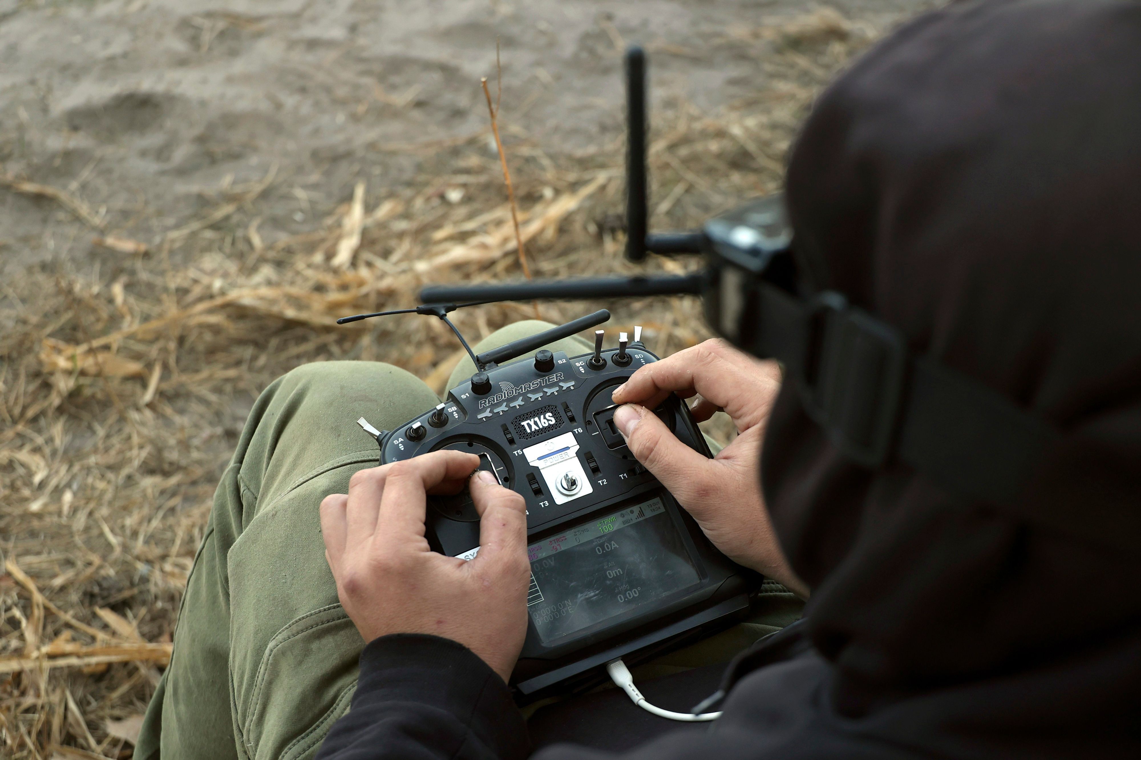 Auch die Ukraine setzen Drohnen im Krieg gegen Russland ein. Ein Drohnenoperator der 57. motorisierten Brigade Otaman Kost Hordiienko startet eine Drohne zur Vorbereitung eines Kampfeinsatzes in der Region Charkiw im Nordosten der Ukraine. (Symbolbild)
