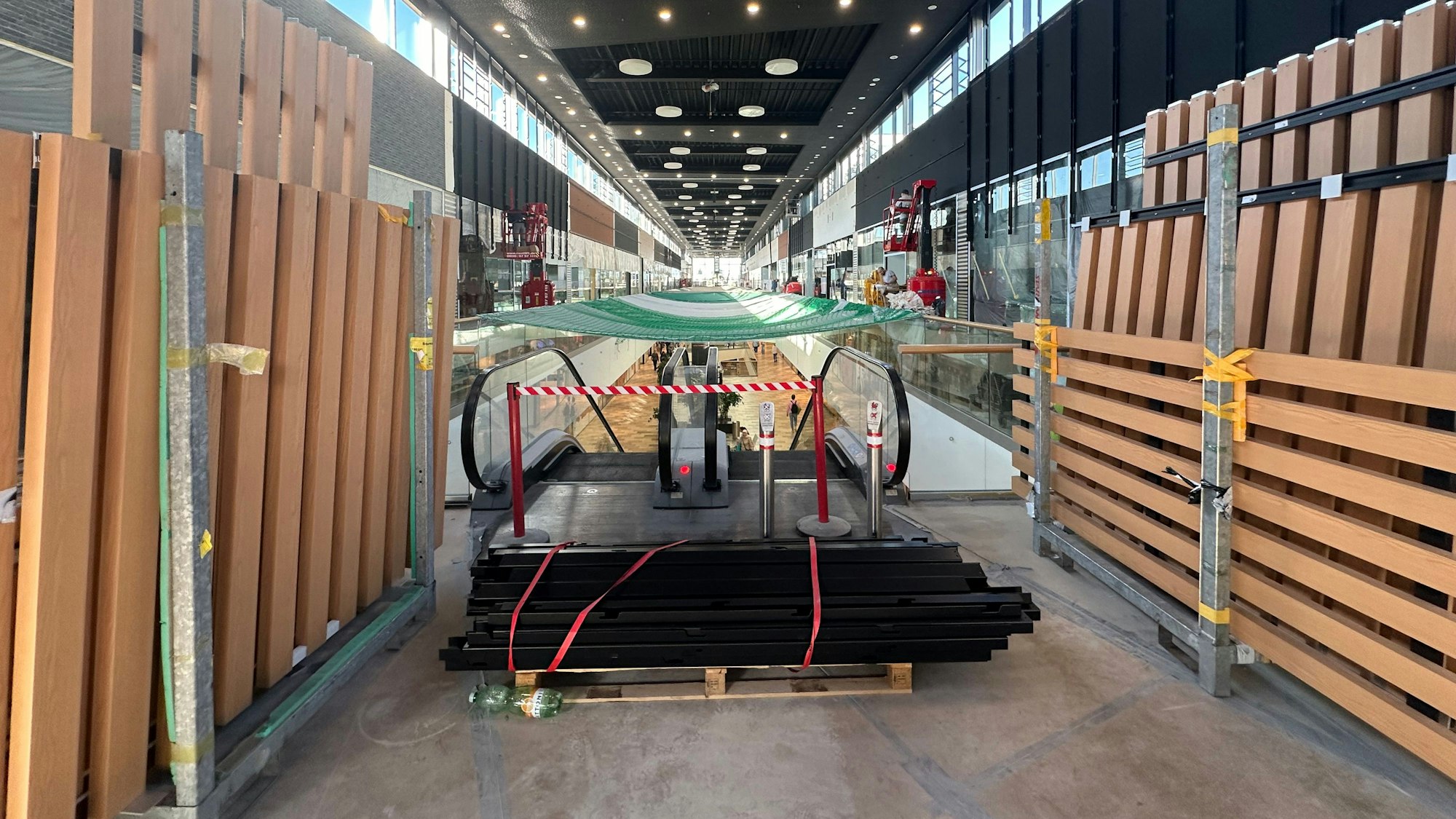 Die braunen einheitlichen Seitenverkleidungen warten auf ihre Montage.