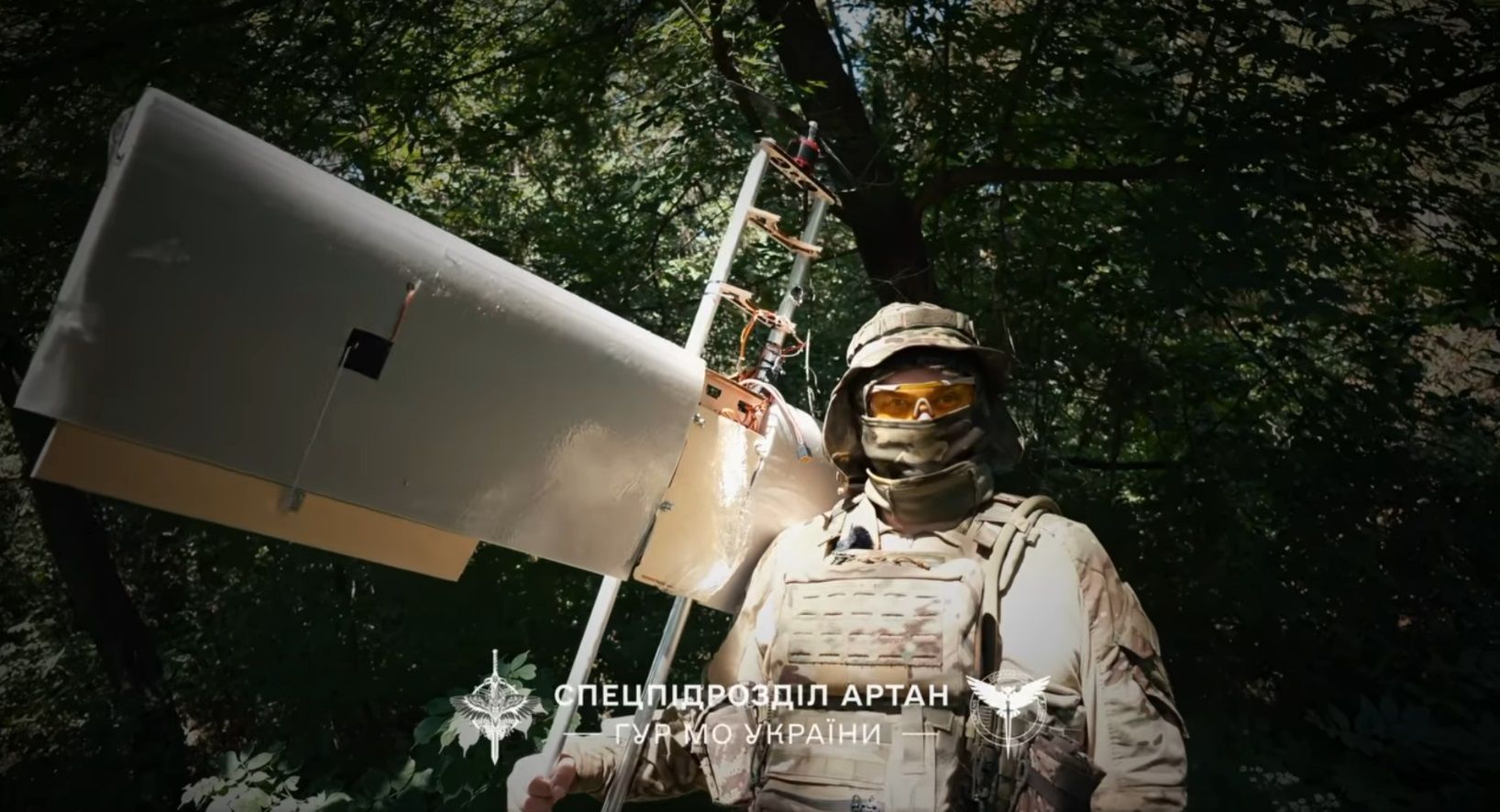 Ein ukrainischer Soldat posiert mit einer den Angaben nach russischen Drohne, die er abgeschossen haben soll.