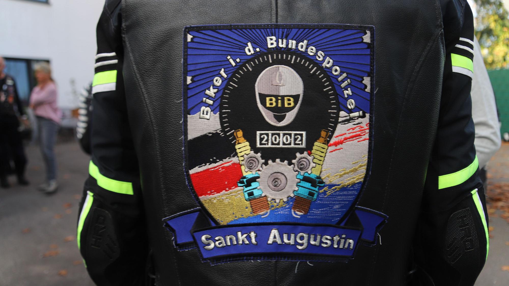 Ein Motorradfahrer trägt seine Kutte.