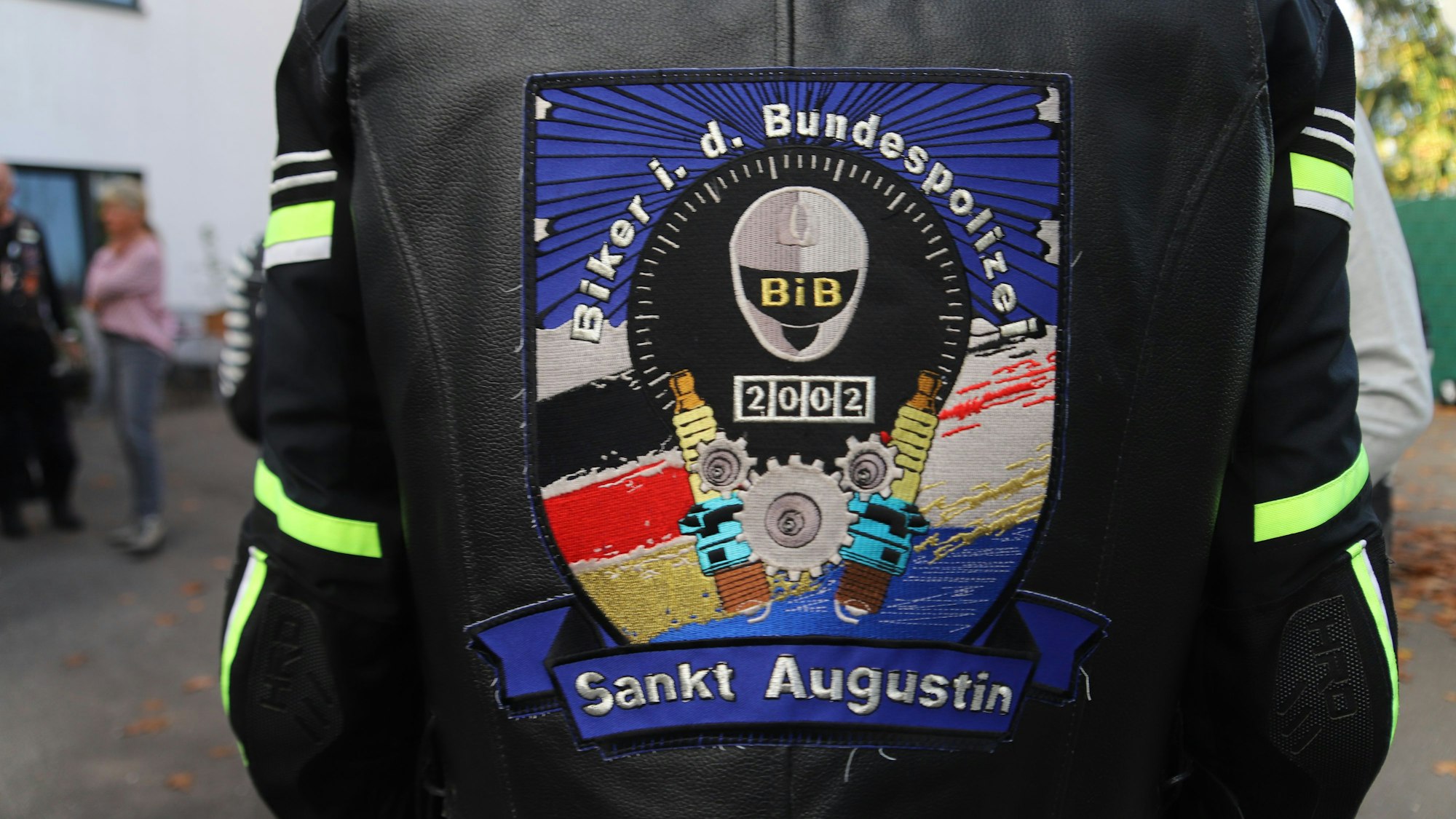 Ein Motorradfahrer trägt seine Kutte.