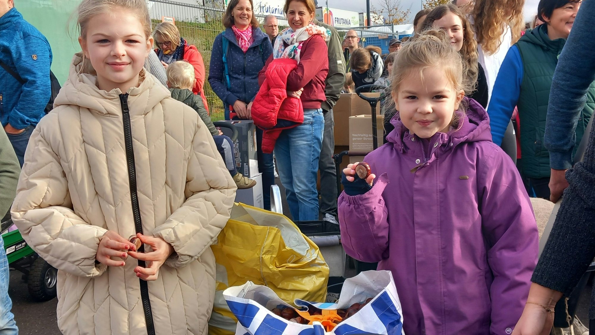Kastanienaktion bei Haribo. Miria und Lenia aus Hennef mit den Kastanien aus Gummersbach.