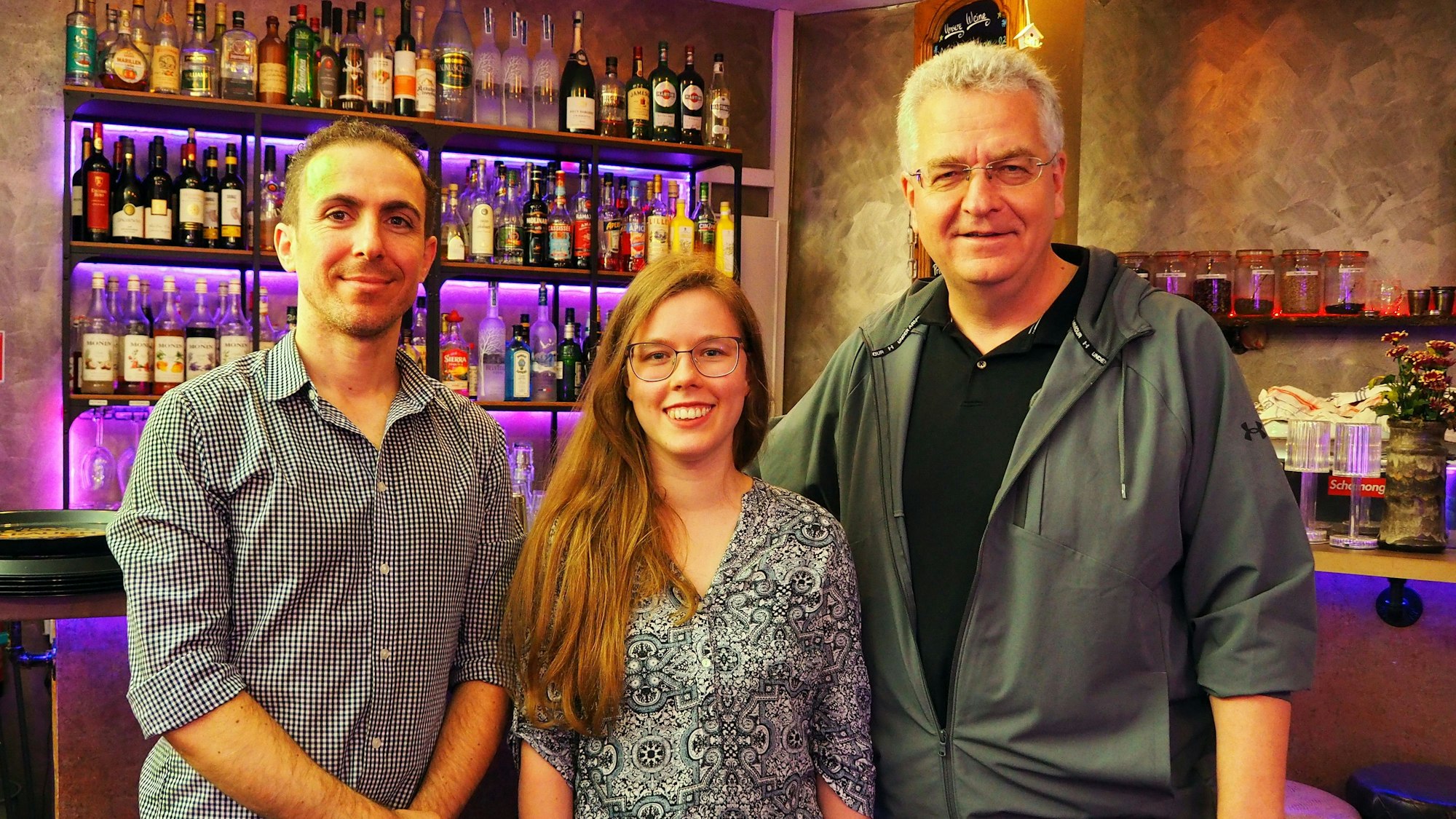 Said Alagha, Amélie Chrobok und Uli Kievernagel freuen sich auf die Weihnachtsfeier im Veedel.