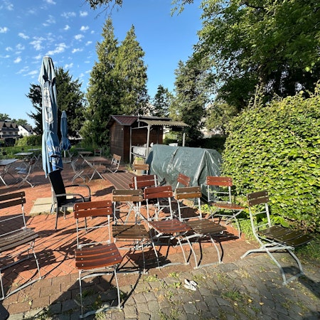 Der Biergarten am Haus im Park, rechts die Hütte, die gestohlen wurde.