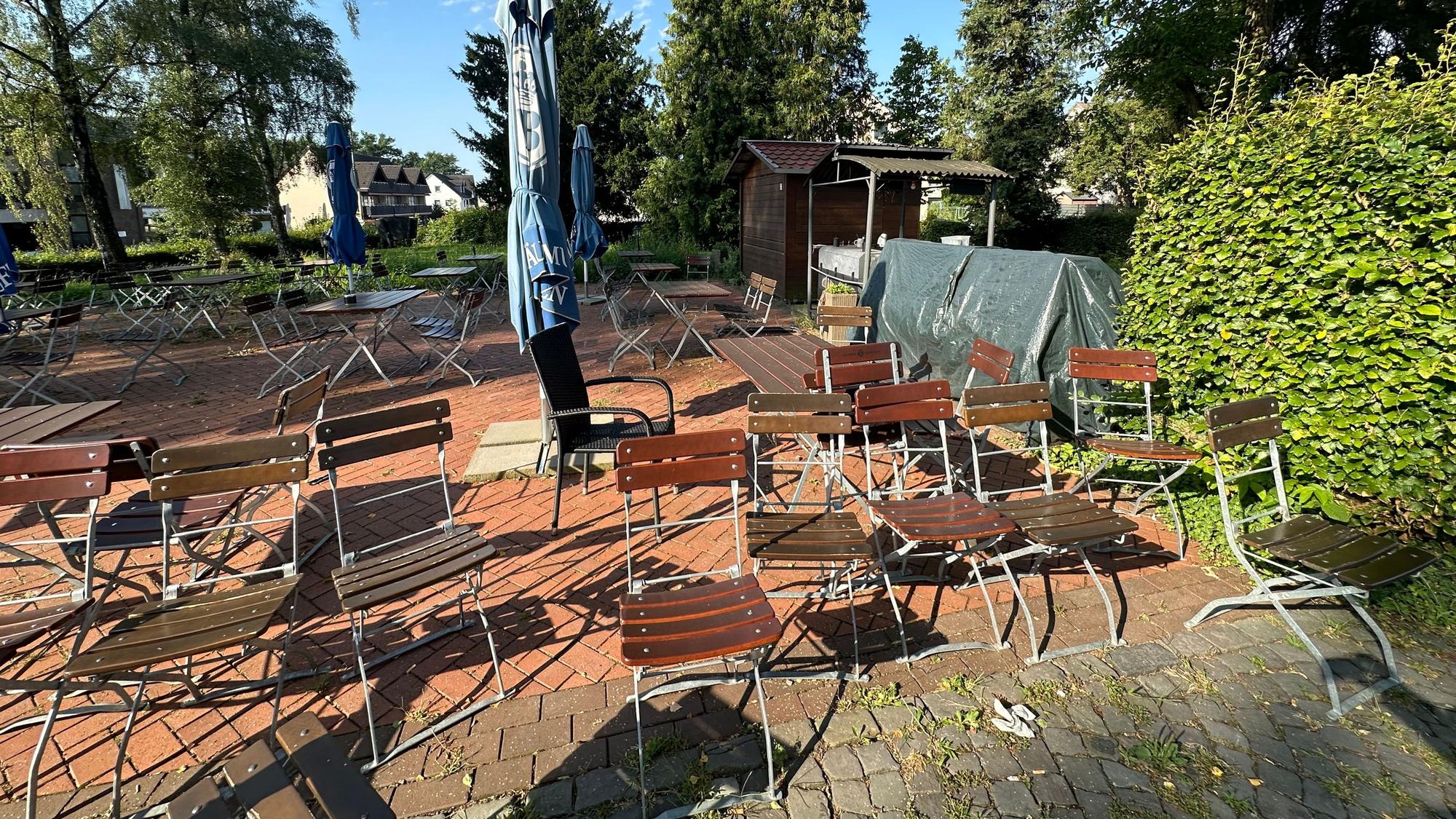 Der Biergarten am Haus im Park, rechts die Hütte, die gestohlen wurde.