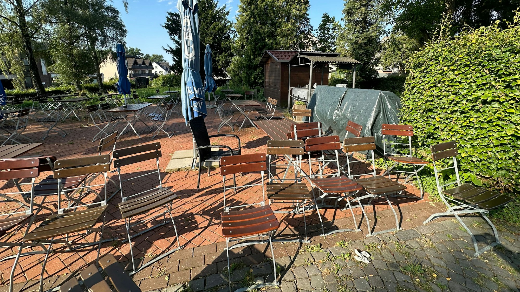 Der Biergarten am Haus im Park, rechts die Hütte, die gestohlen wurde.