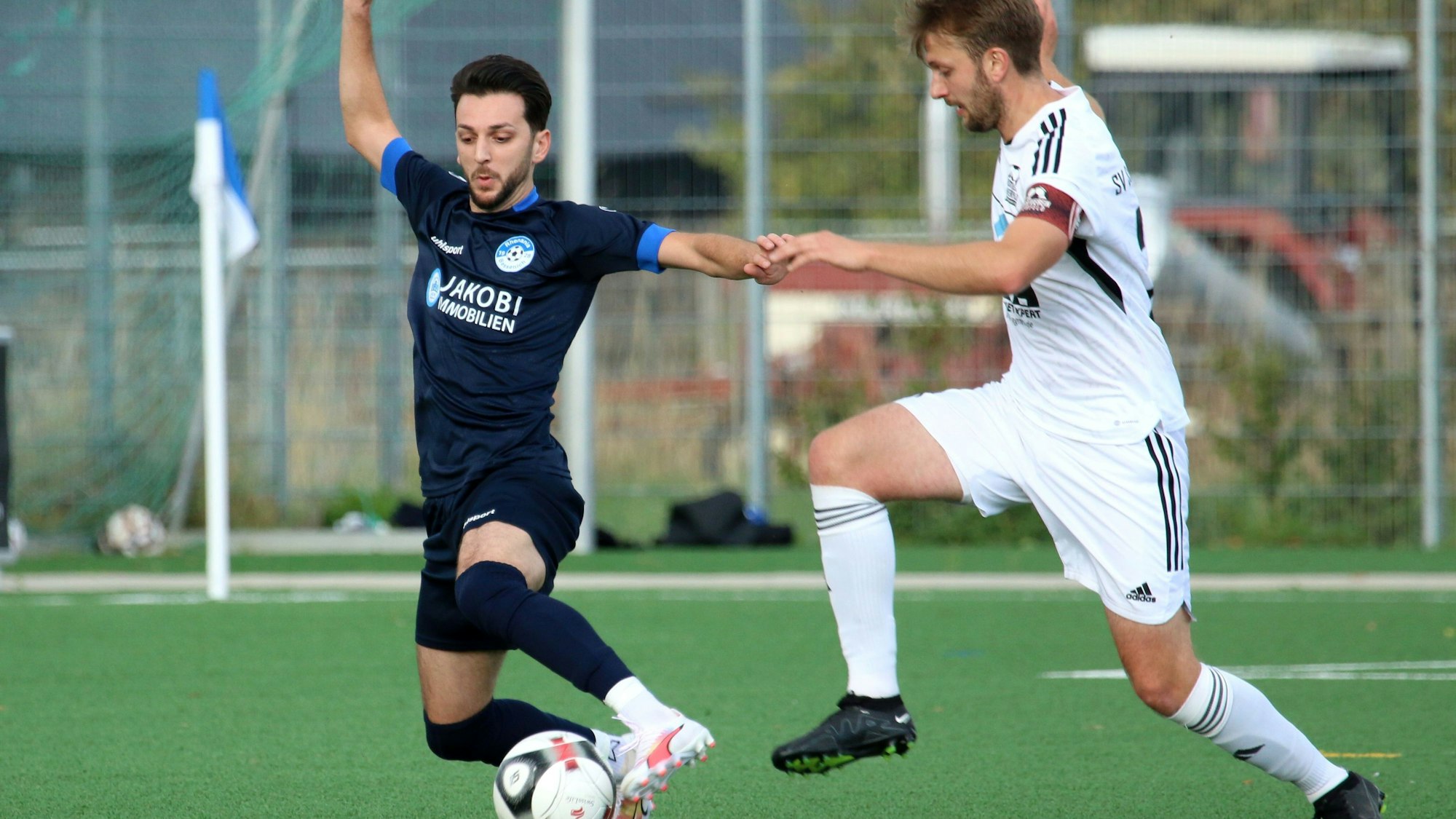 Ein Bessenicher Spieler führt den Ball und schützt ihn vor dem herannahenden Nierfelder.
