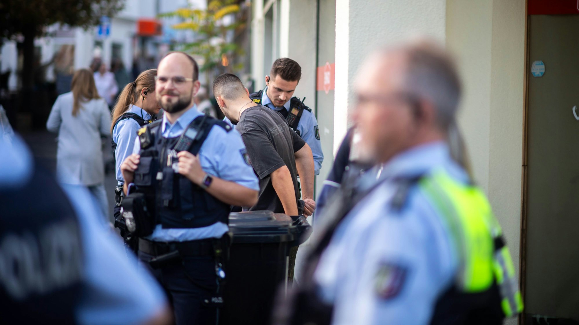 Polizeibeamte sind mitten in der Stadt unterwegs.