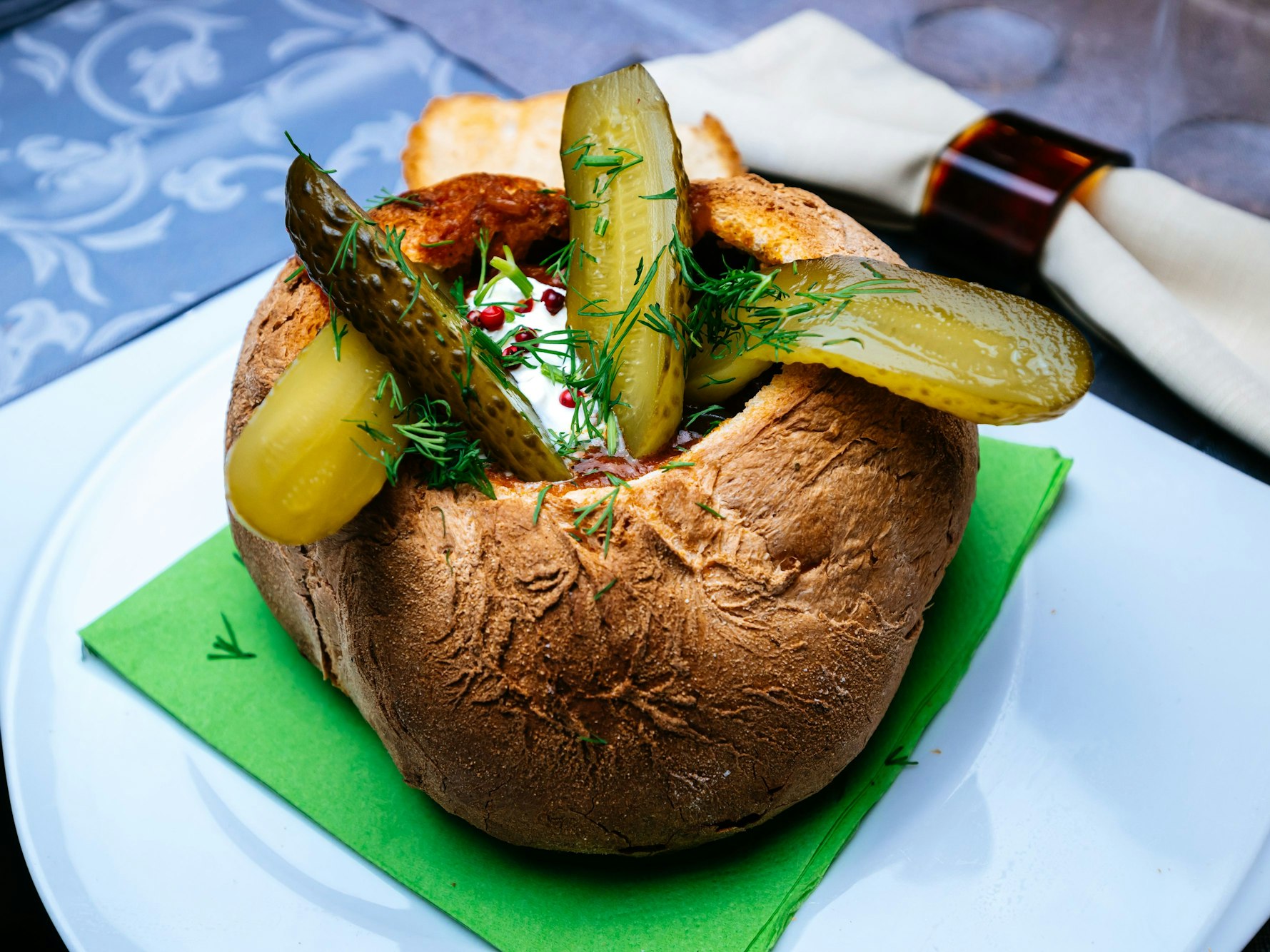 Das Gulasch wird genau wie die Roggenmehlsuppe im Brotlaib serviert.