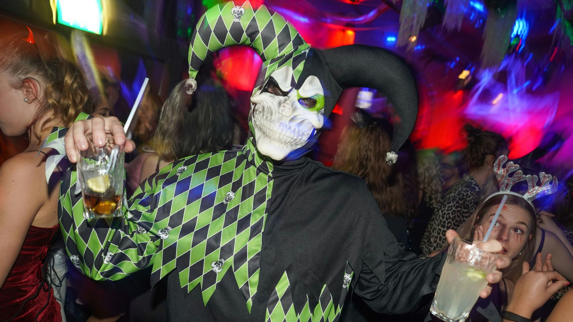 Feiernde haben sich für die Halloween-Grusel-Party in der Kulturbrauerei entsprechend verkleidet. In den Clubs der Hauptstadt wird wieder in Grusel-Kostümen gefeiert.