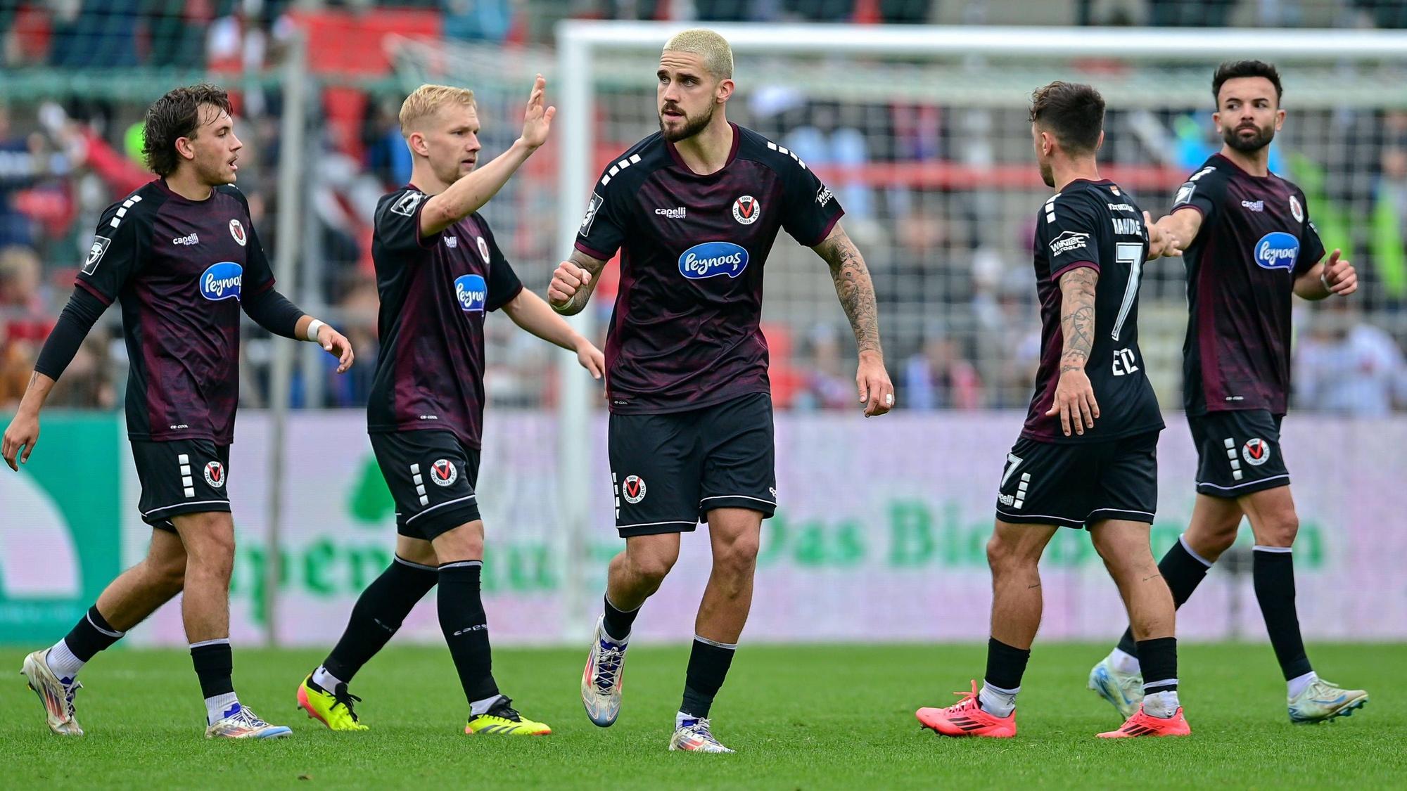 Spieler des FC Viktoria Köln mit Torjubel, Jubel, Torjubel, Torerfolg, celebrate the goal, goal, celebration, Jubel ueber das Tor zum 1:1 durch Lex Tyger Lobinger Viktoria Köln, Lex Tyger Lobinger Viktoria Köln, 9 3.v.li., optimistisch, Action, Aktion, 26.10.2024, Unterhaching Deutschland, Fussball, 3. Liga, SpVgg Unterhaching - Viktoria Köln, DFB/DFL REGULATIONS PROHIBIT ANY USE OF PHOTOGRAPHS AS IMAGE SEQUENCES AND/OR QUASI-VIDEO. *** FC Viktoria Köln players celebrating the goal, goal, celebration, celebrating the goal, goal, celebration, celebrating the goal to 1 1 by Lex Tyger Lobinger Viktoria Köln, Lex Tyger Lobinger Viktoria Köln, 9 3 v li , optimistic, Action, Action, 26 10 2024, Unterhaching Germany , Football, 3 Liga, SpVgg Unterhaching Viktoria Köln, DFB DFL REGULATIONS PROHIBIT ANY USE OF PHOTOGRAPHS AS IMAGE SEQUENCES AND OR QUASI VIDEO xslx