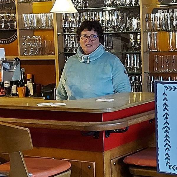 Monika Caspers steht hinter der Theke ihres Hotel-Restaurants Breuer in Blankenheim-Ripsdorf.