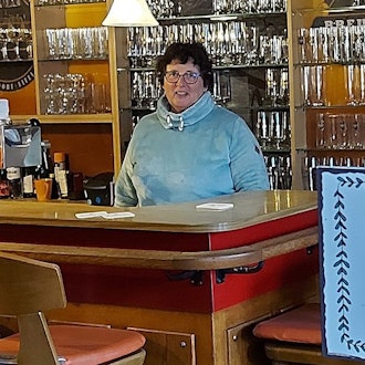 Monika Caspers steht hinter der Theke ihres Hotel-Restaurants Breuer in Blankenheim-Ripsdorf.