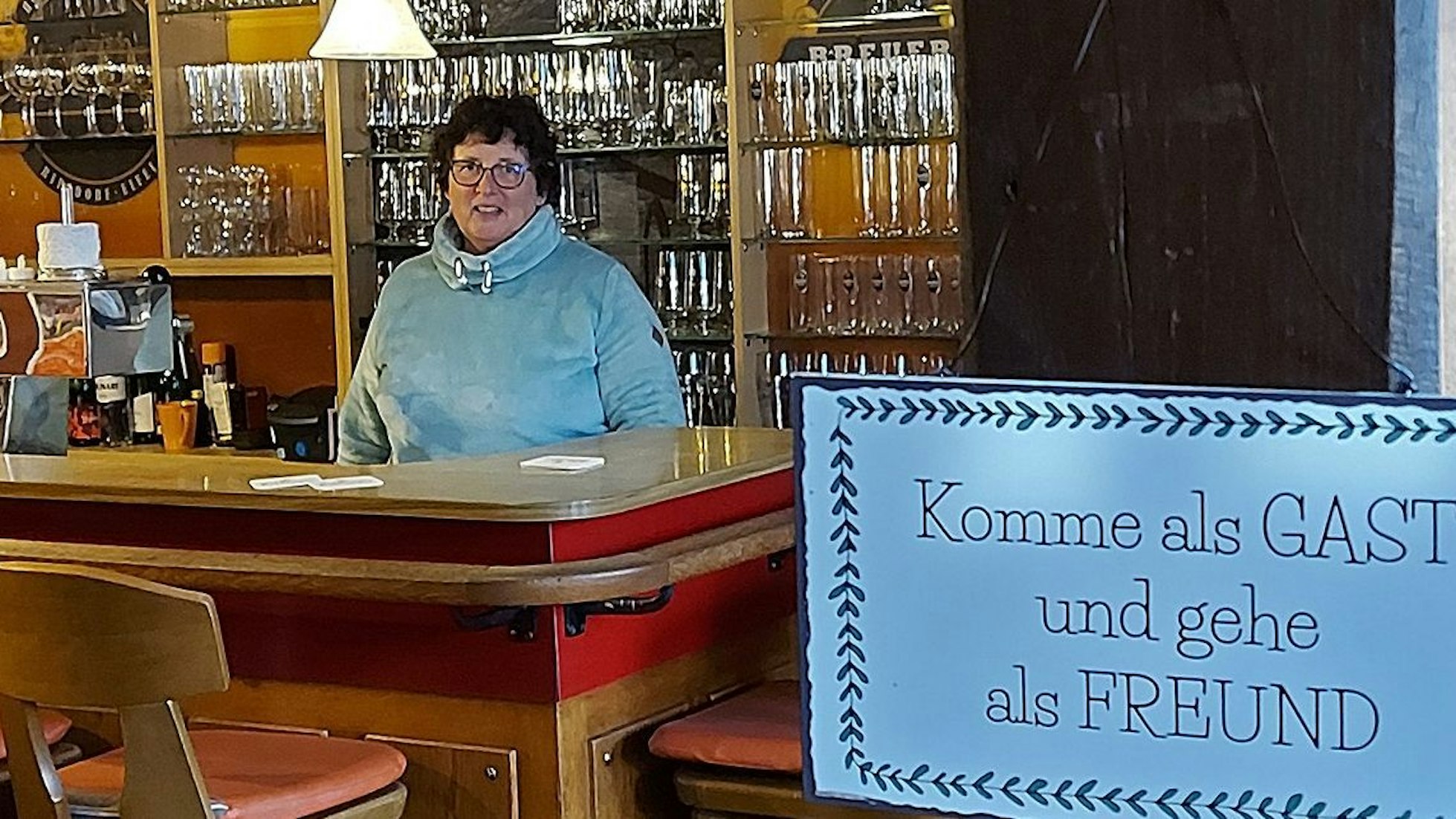 Monika Caspers steht hinter der Theke ihres Hotel-Restaurants Breuer in Blankenheim-Ripsdorf.