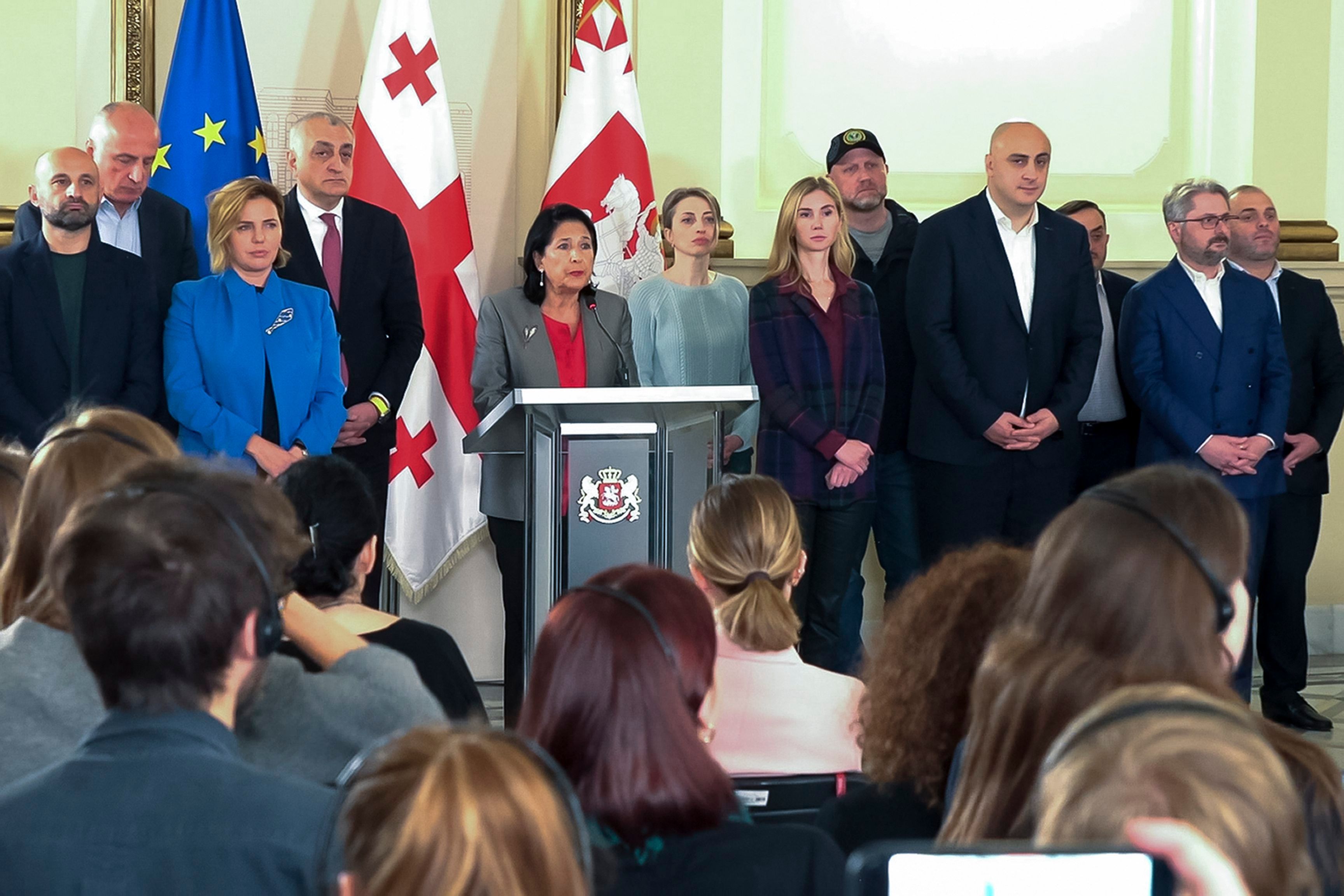 Auf diesem Videostandbild spricht Salome Surabischwili (M), Präsidentin von Georgien, nach der Parlamentswahl, umgeben von Oppositionsführern, bei einer Pressekonferenz.