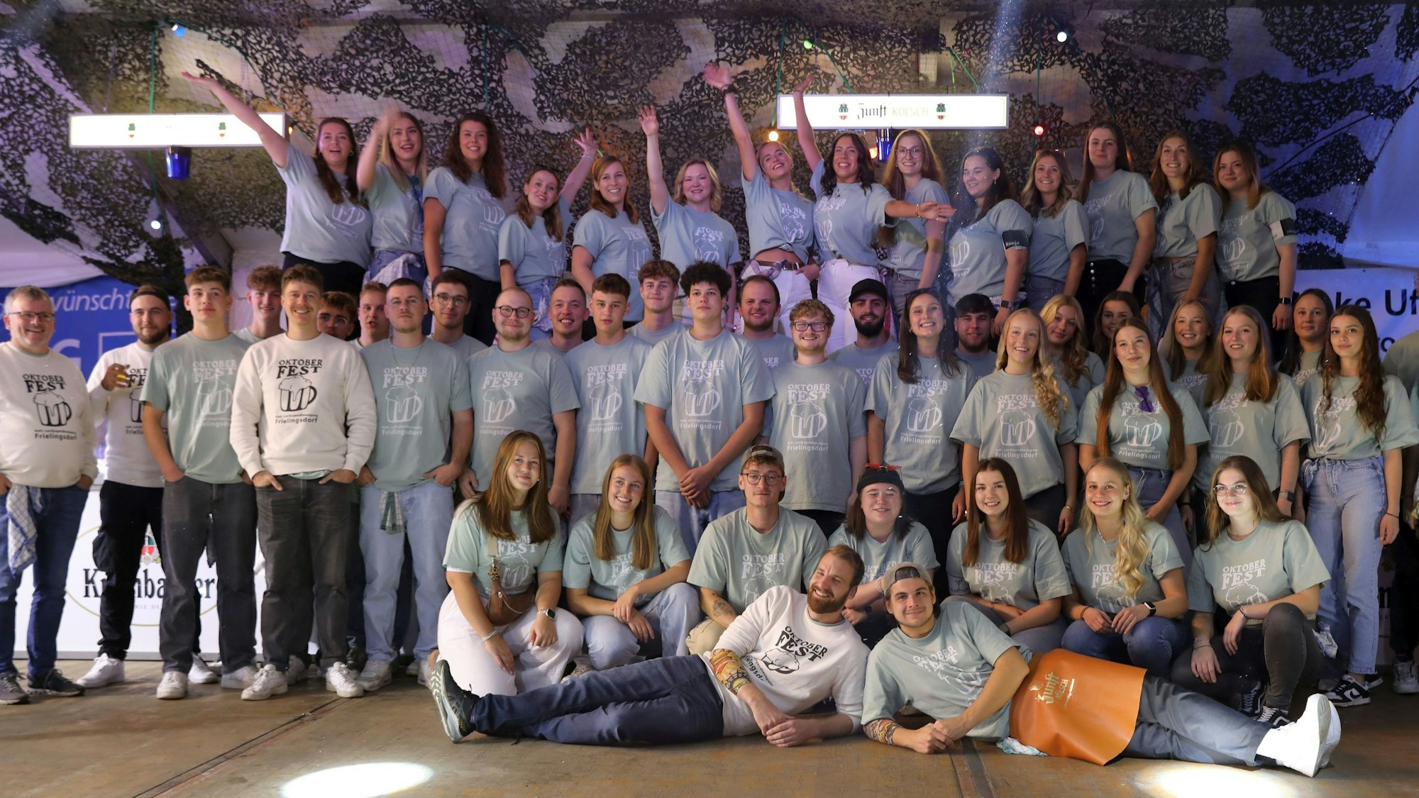 Gruppenfoto der rund 60 Helfer der katholischen Jugend.