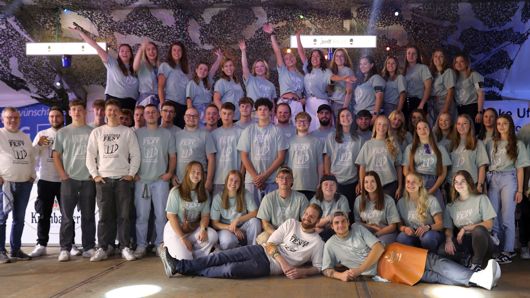 Gruppenfoto der rund 60 Helfer der katholischen Jugend.