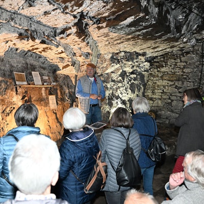 Eine Gruppe bei einer Führung im Eiskeller.