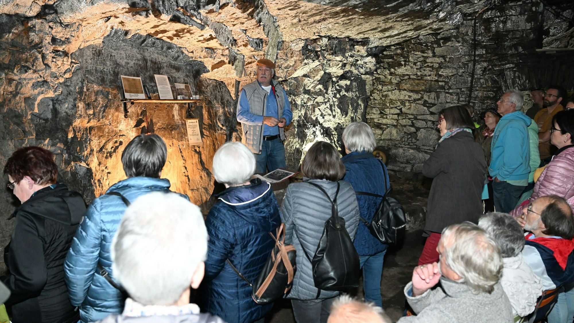 Eine Gruppe bei einer Führung im Eiskeller.