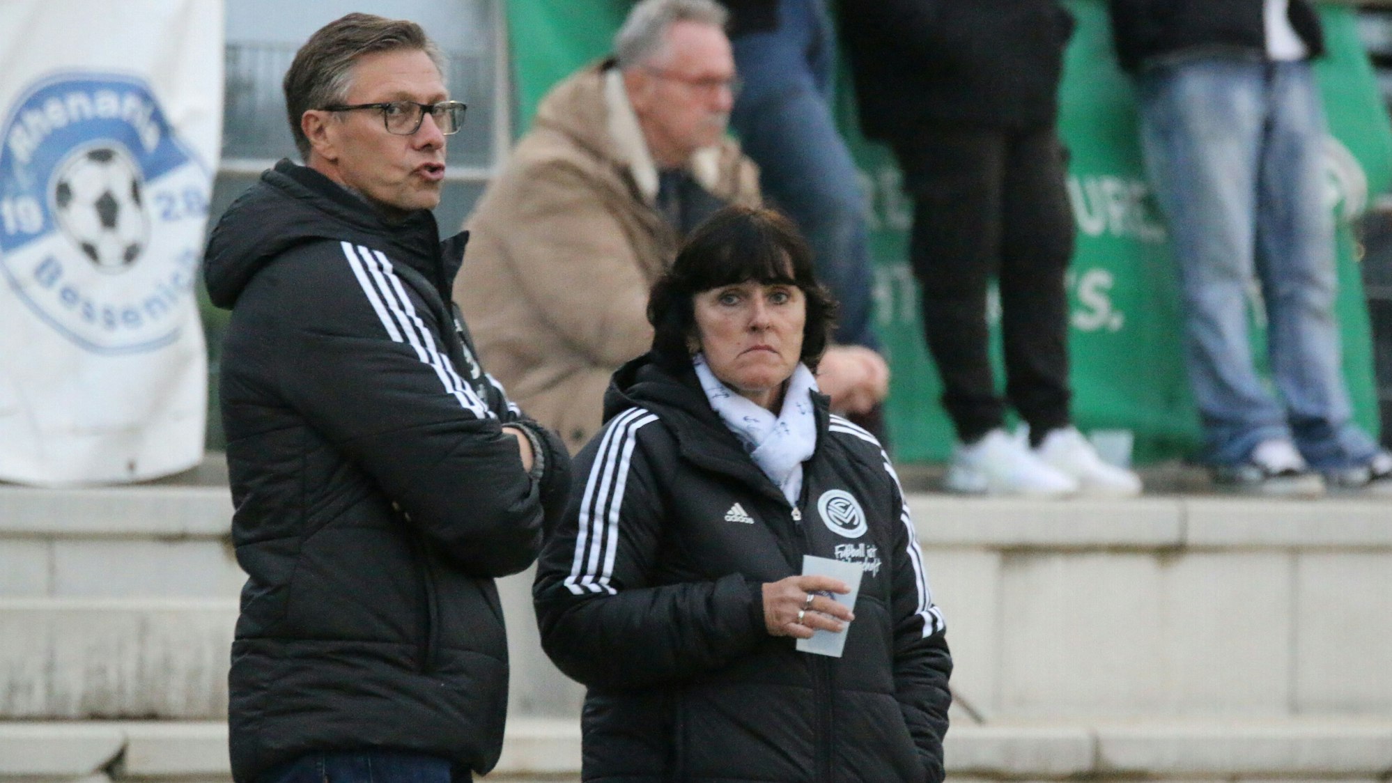 Der FVM-Präsident und die Fußballkreisvorsitzende schauen nicht glücklich in die Kamera.