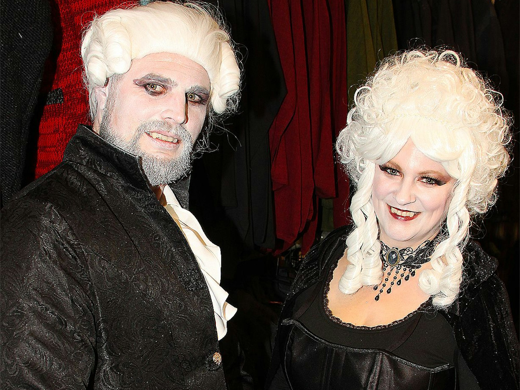 Mit weißen Perücken, grell geschminkt und schwarz gekleidet präsentieren sich Veronika und Kevin aus Ruppichteroth.