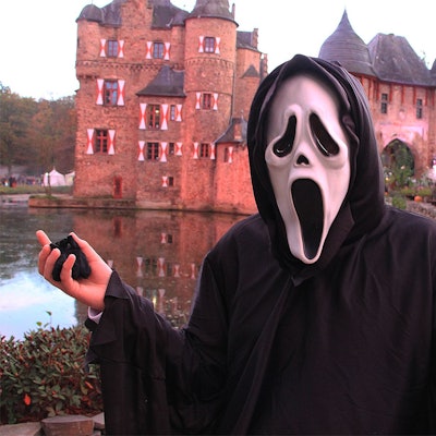 Justin steht gruselig verkleidet vor der Burg Satzvey.
