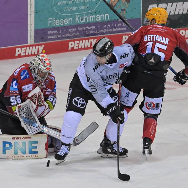 Torwart Maximilian Franzreb von den Fischtown Pinguins 56 pariert am 25. Oktober 2024 gegen Josh Currie von den Kölner Haien