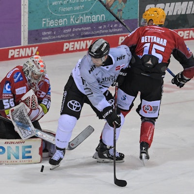 Torwart Maximilian Franzreb von den Fischtown Pinguins 56 pariert am 25. Oktober 2024 gegen Josh Currie von den Kölner Haien
