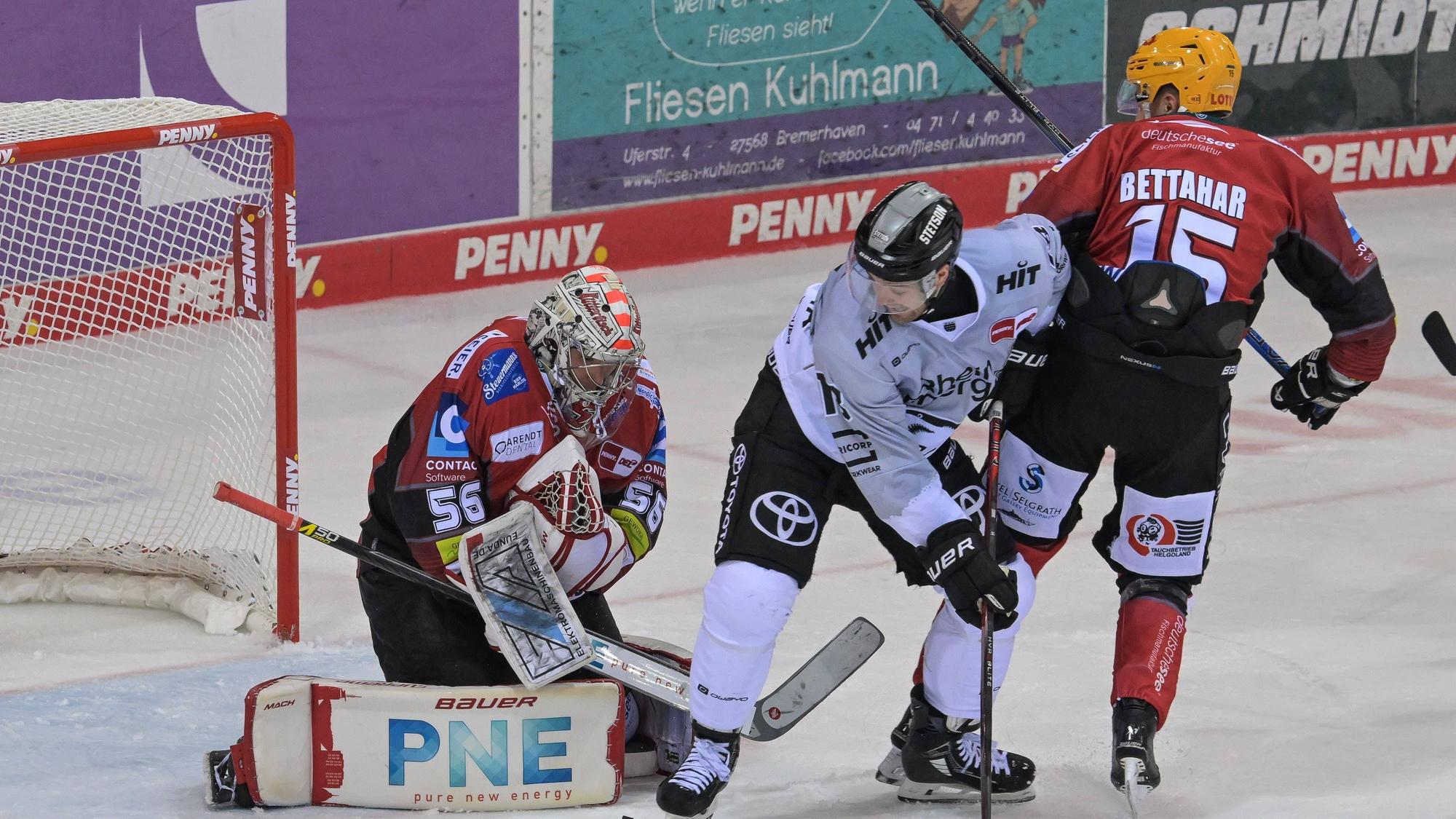 Torwart Maximilian Franzreb von den Fischtown Pinguins 56 pariert am 25. Oktober 2024 gegen Josh Currie von den Kölner Haien