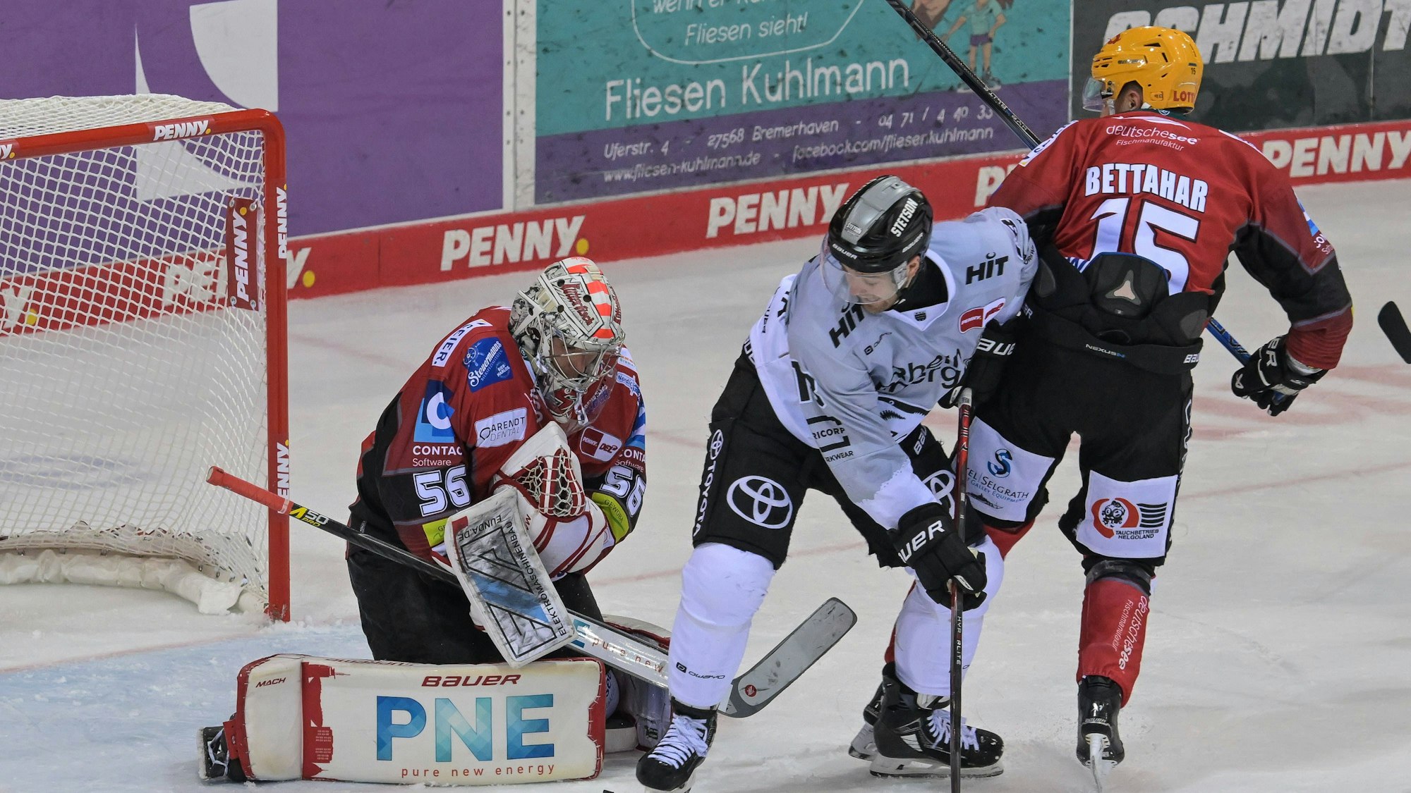 Torwart Maximilian Franzreb von den Fischtown Pinguins 56 pariert am 25. Oktober 2024 gegen Josh Currie von den Kölner Haien