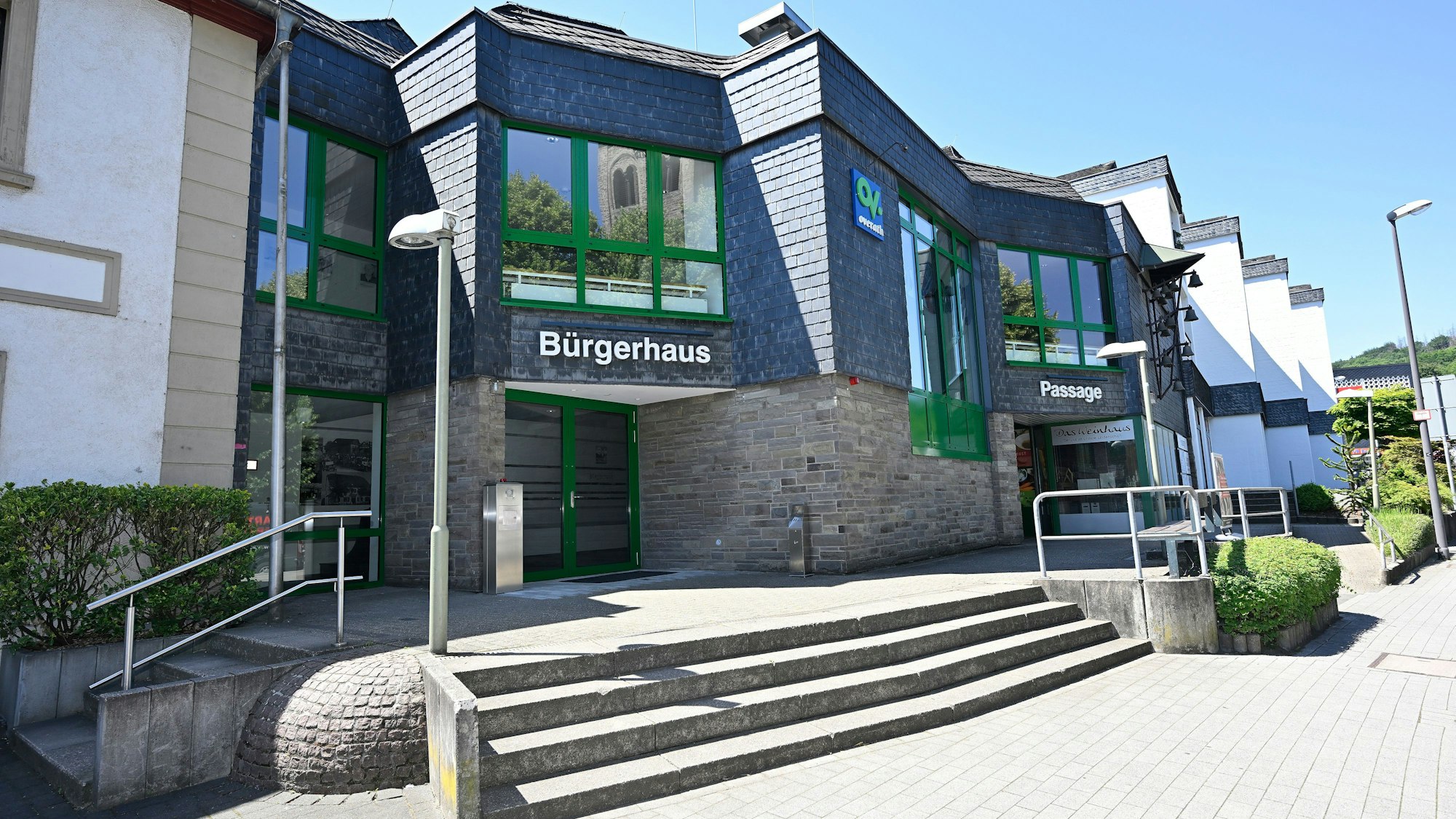 Das Gebäude, zum Teil verkleidet mit schwarzen Schindeln, ist von außen zu sehen.