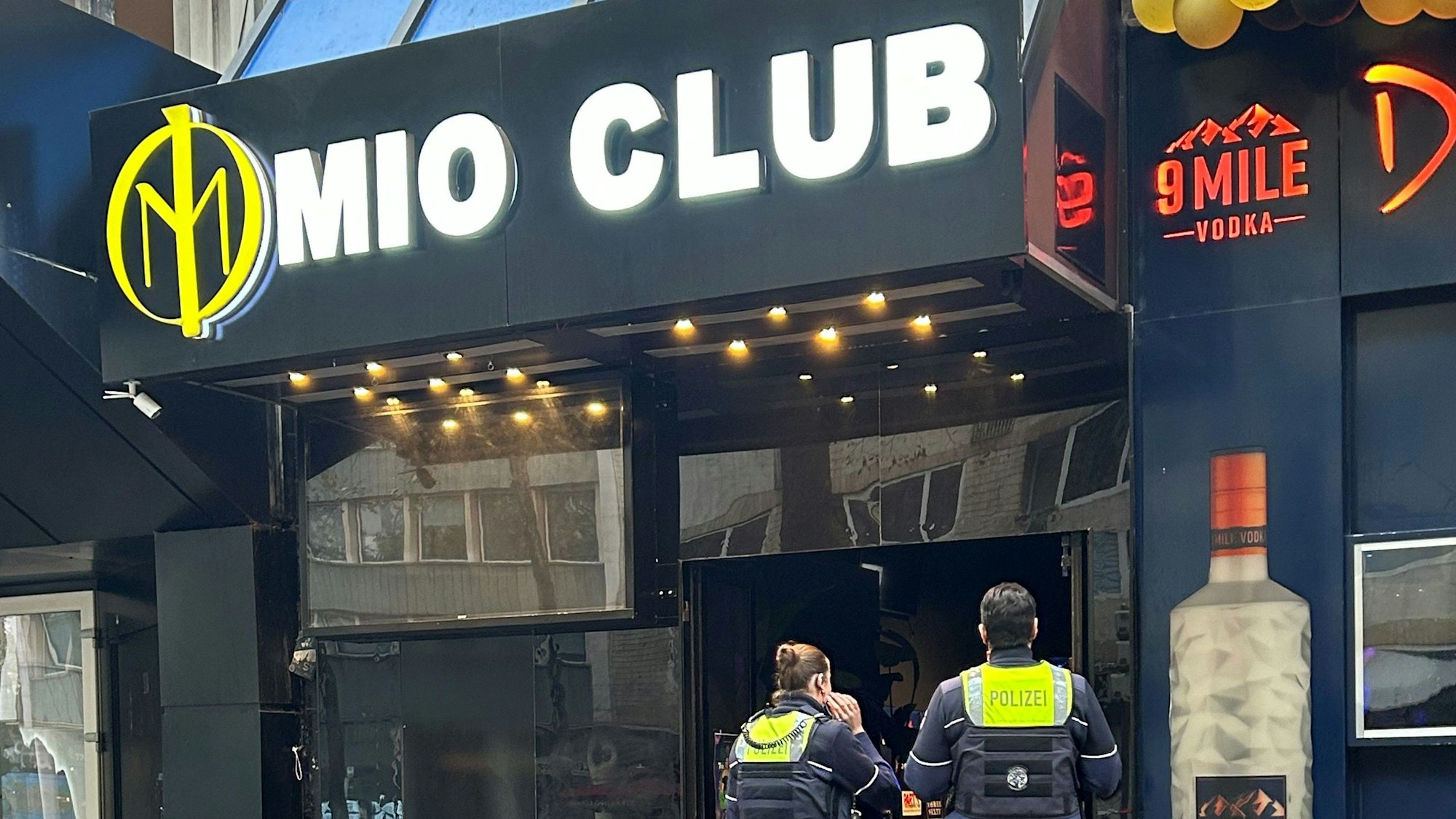 Ermittlungen nach der Tat: Im Eingangsbereich des Mio-Clubs hatte der Mann um sich geschossen.