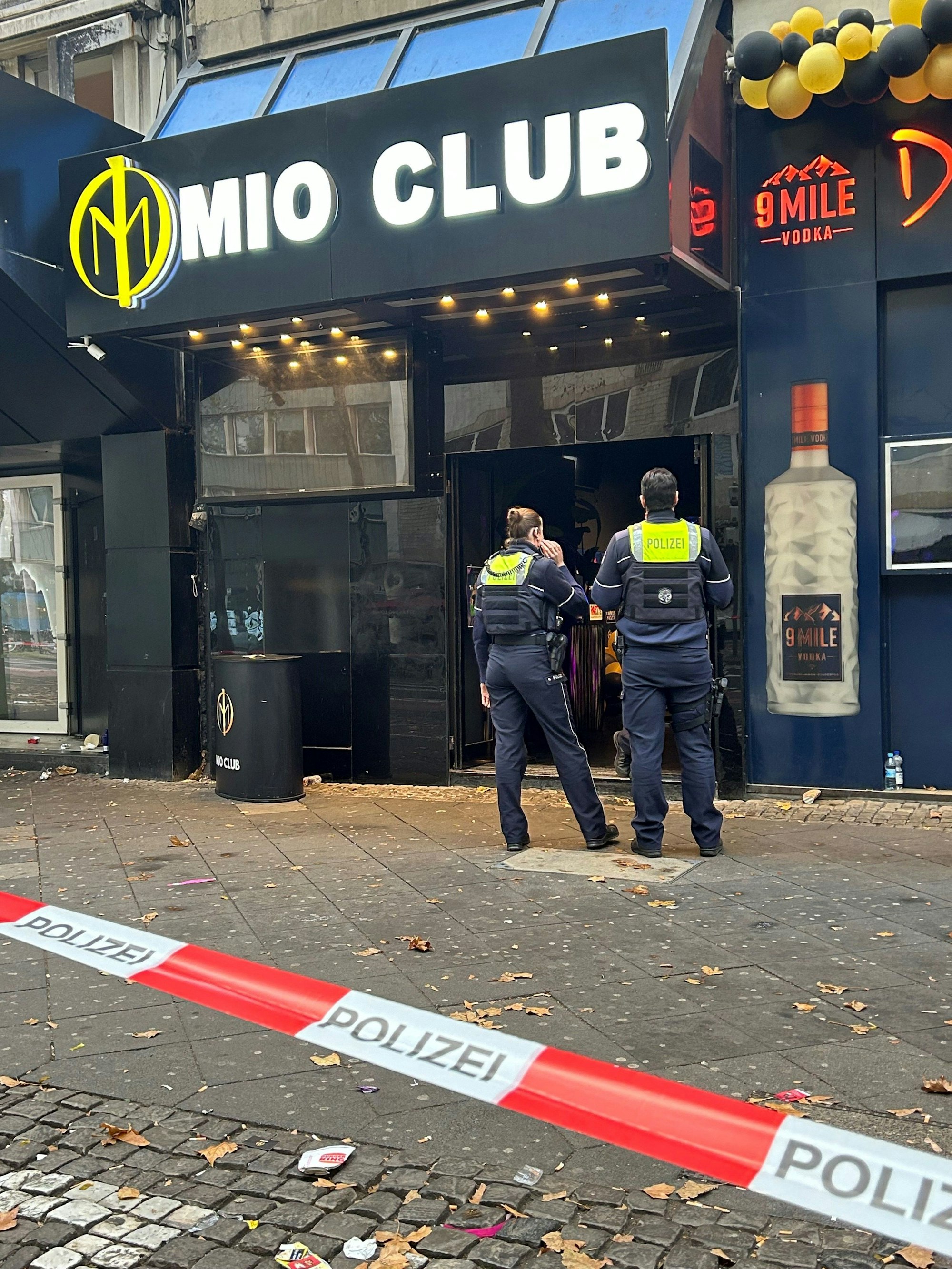 Ermittler der Polizei waren in dem Club im Einsatz.