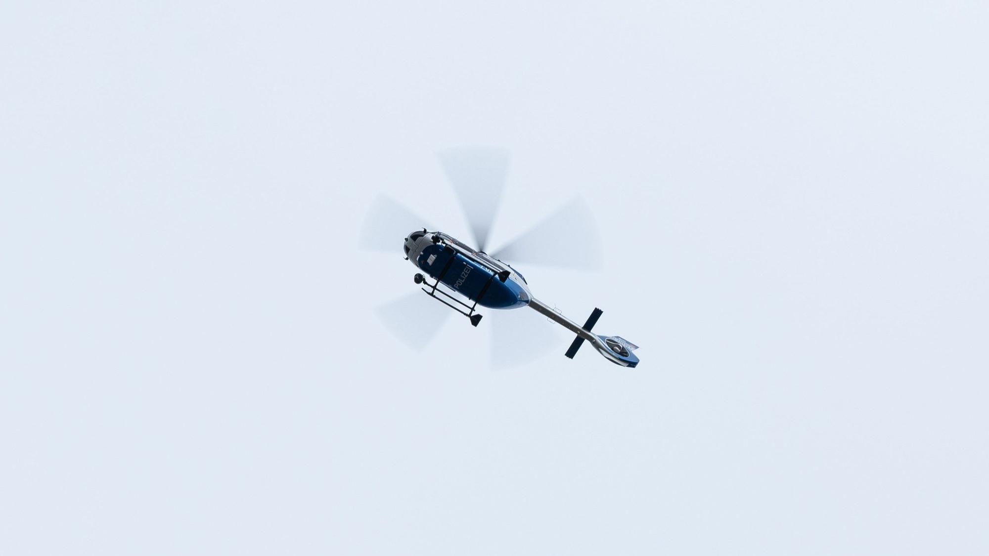 ARCHIV - 14.01.2023, Baden-Württemberg, Freiburg im Breisgau: Ein Polizeihubschrauber fliegt vor Beginn einer Entschärfung einer Fliegerbombe über das Evakuierte Gelände. In der Nähe der Freiburger Uniklinik war am Mittwoch eine 500-Kilo-Fliegerbombe aus dem Zweiten Weltkrieg gefunden worden. (zu dpa: «Banküberfall in Winnenden - Fahndung nach Täter») Foto: Silas Stein/dpa +++ dpa-Bildfunk +++
