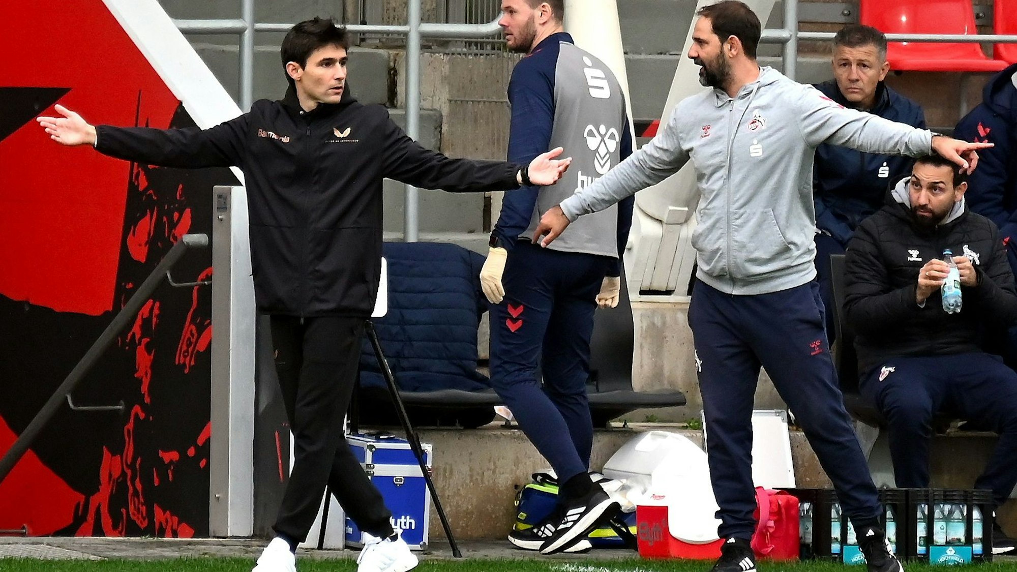 27.10.2024, Fussball-U19-Bayer 04-1.FC. Köln
links: TR: Sergi Runge Coral (Bayer)
rechts: Stefan Ruthenbeck (Köln)
Foto: Uli Herhaus