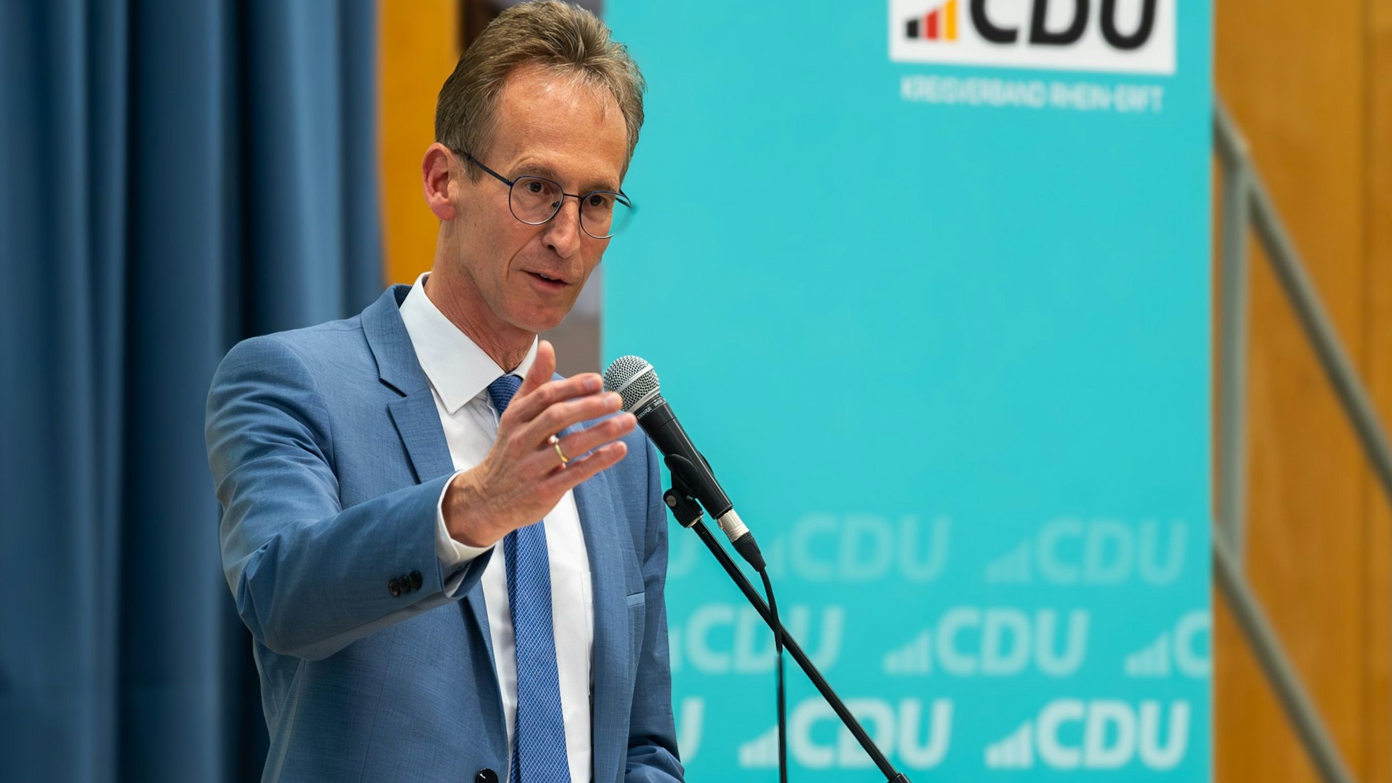 Detlef Seif steht vor einem Mikrofon, gestikuliert und spricht.