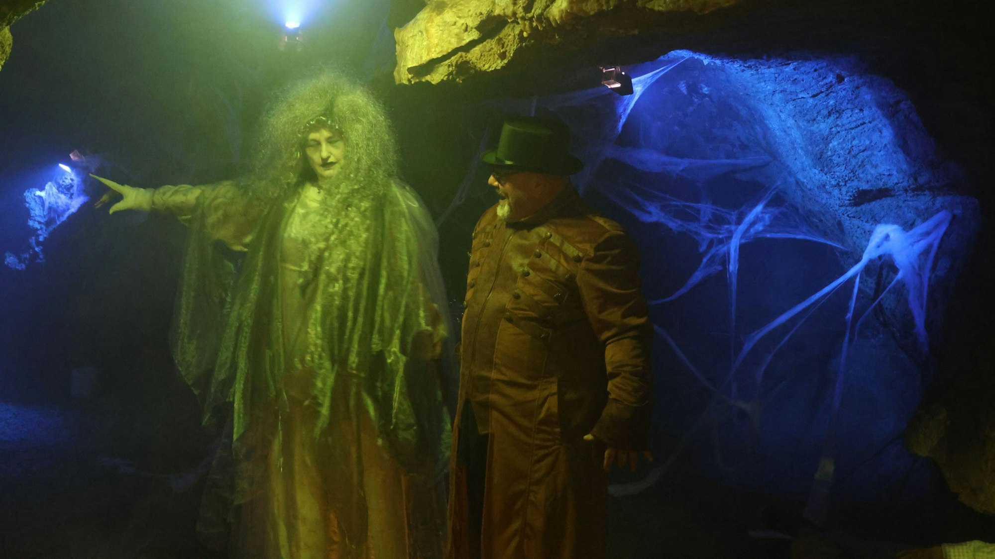 Halloween in der Aggertalhöhle: Der Geist der Mutter eines der verloren Kinder und Geisterjäger Dr. Ambrosius (Annika und Andreas Berresheim) am Eingang.
