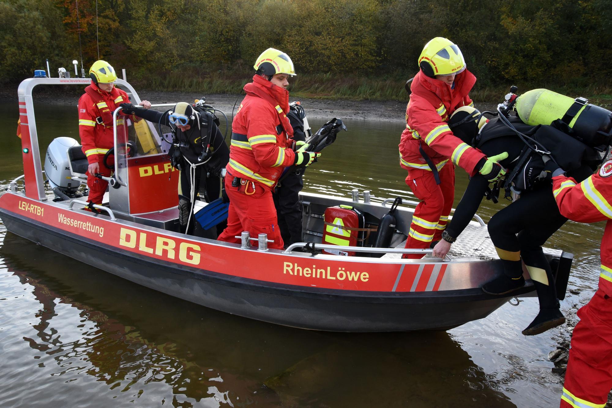 Taucher steigen in ein Boot der DLRG.