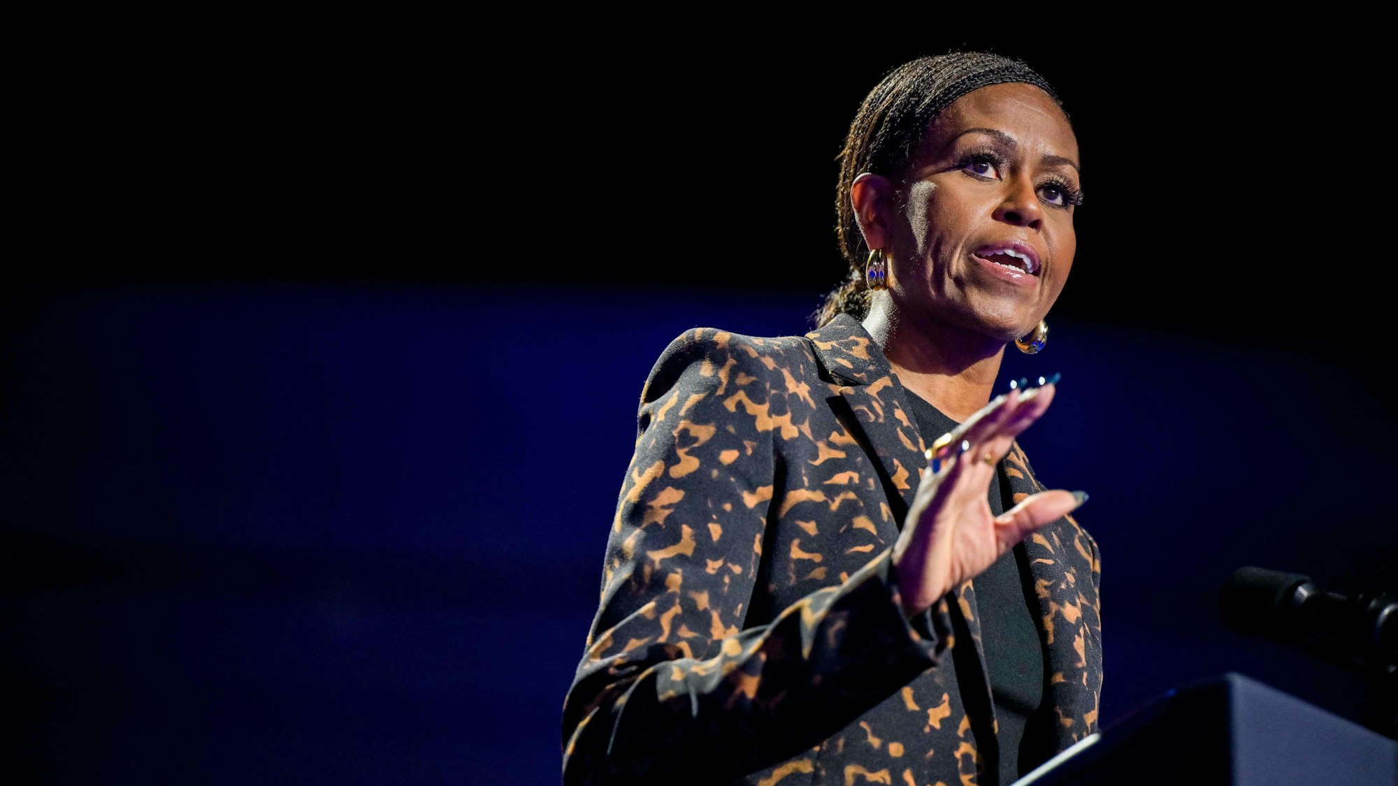 KALAMAZOO, MICHIGAN - OCTOBER 26: Former first lady Michelle Obama speaks ahead of the arrival of Democratic presidential nominee, U.S. Vice President Kamala Harris during a campaign rally at the Wings Event Center on October 26, 2024 in Kalamazoo, Michigan. Vice President Harris will be campaigning today with former first lady Michelle Obama in the battleground swing state of Michigan. With 10 days remaining, Harris continues campaigning against Republican presidential nominee, former U.S. President Donald Trump ahead of the November 5 election. Brandon Bell/Getty Images/AFP (Photo by Brandon Bell / GETTY IMAGES NORTH AMERICA / Getty Images via AFP)