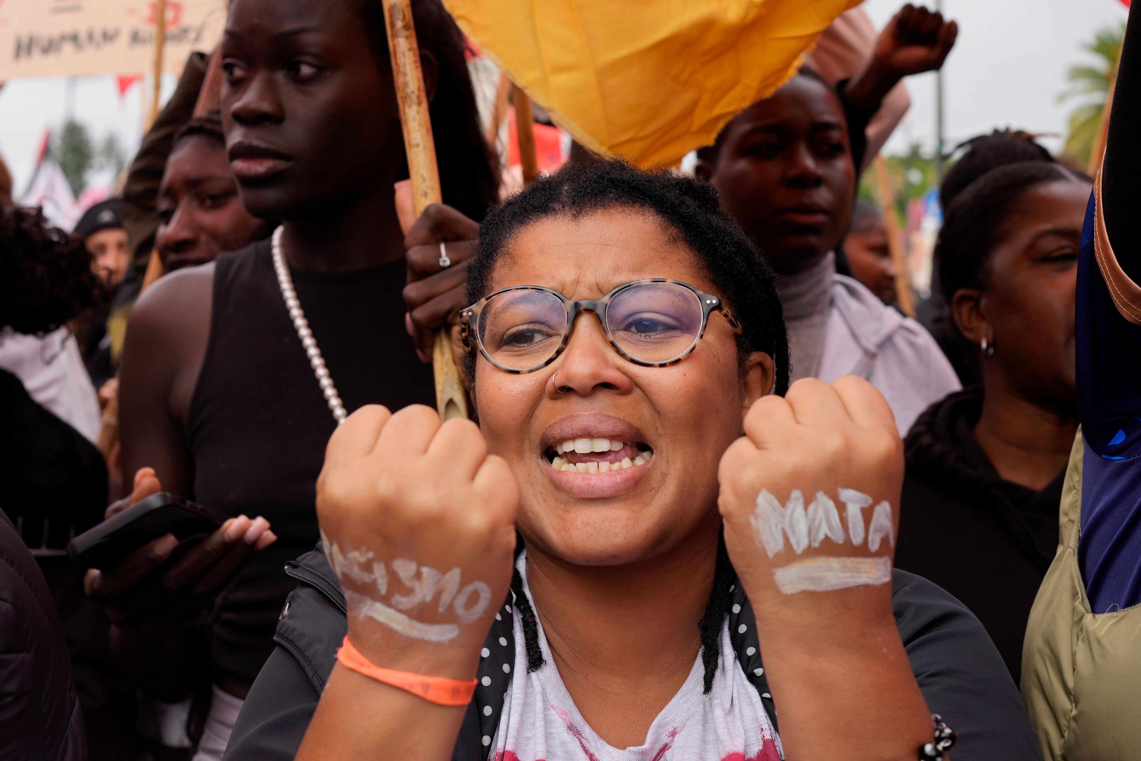 Portugal, Lissabon: Eine Frau trägt den Schriftzug „Racismo nata“ (Rassismus tötet) auf ihren Händen, während sie gegen Rassismus und Polizeigewalt protestiert, nachdem Odair Moniz, ein Schwarzer kapverdischer Herkunft, am Montag in Lissabon von der Polizei erschossen worden war.
