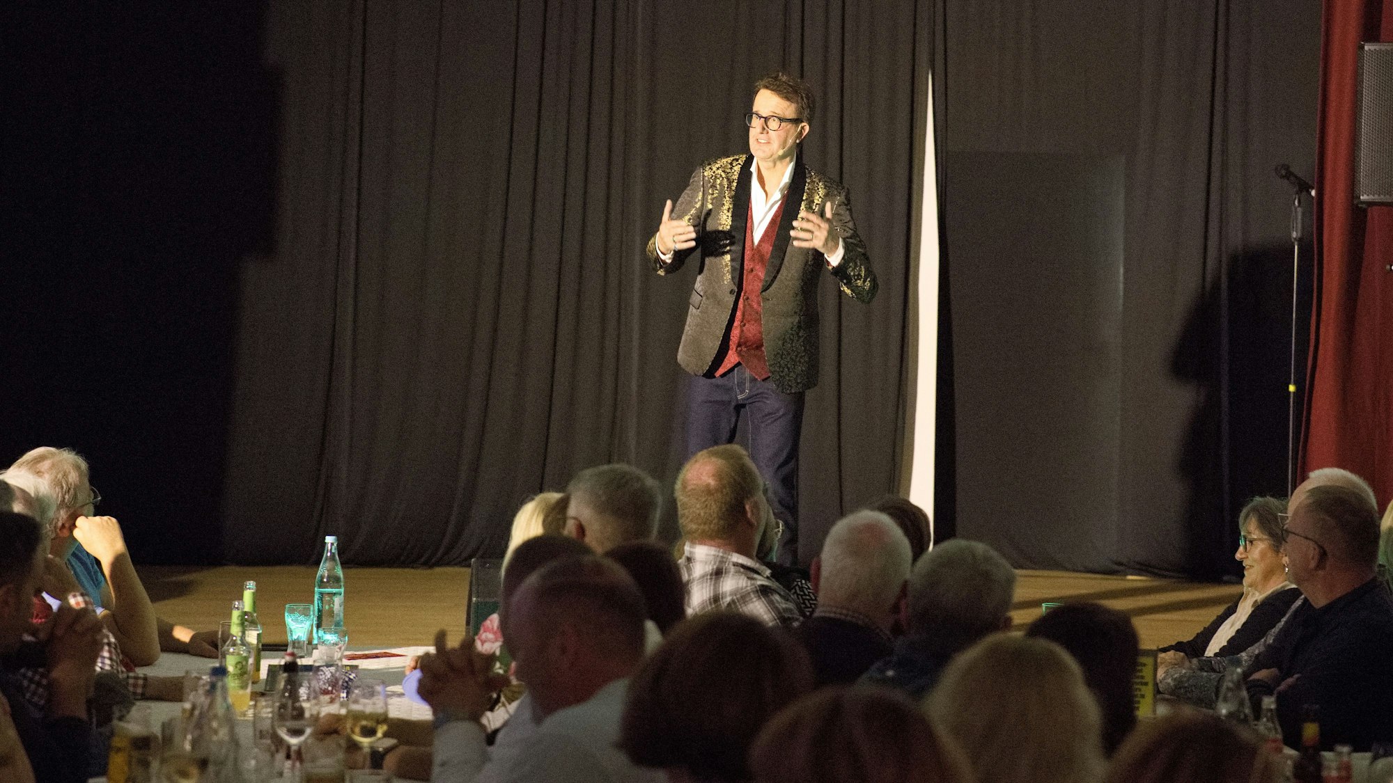 Das Bild zeigt Christoph Brüske auf der Bühne.