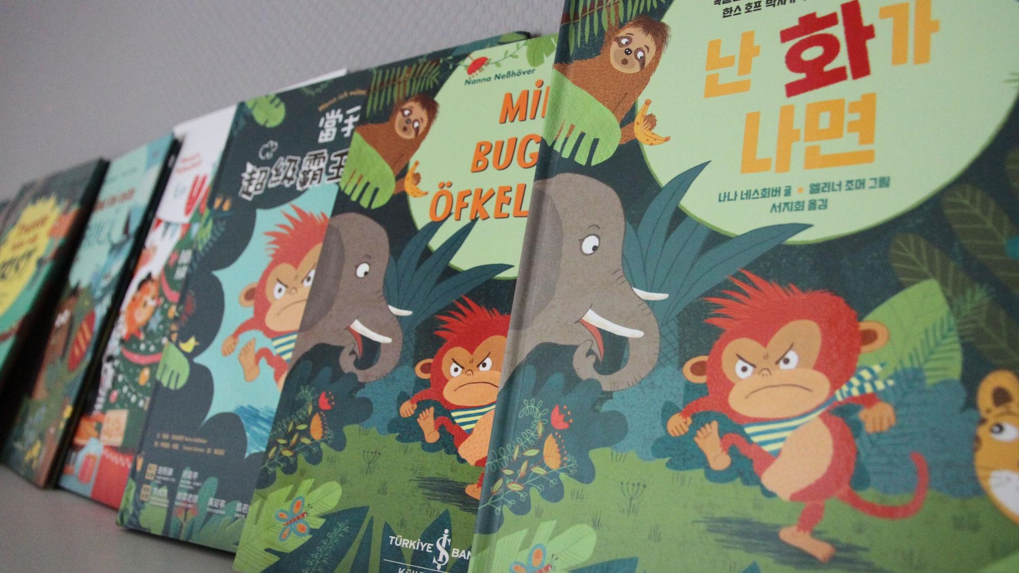 Kinderbücher in einem Regal