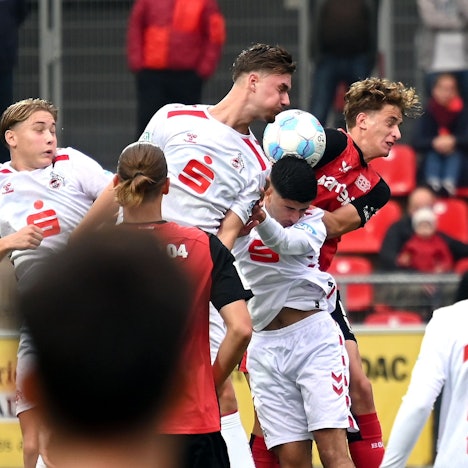 27.10.2024, Fussball-U19-Bayer 04-1.FC. Köln
mitte: Luis Stapelmann (Köln)
rechts: Andrea Natali (Bayer)
Foto: Uli Herhaus