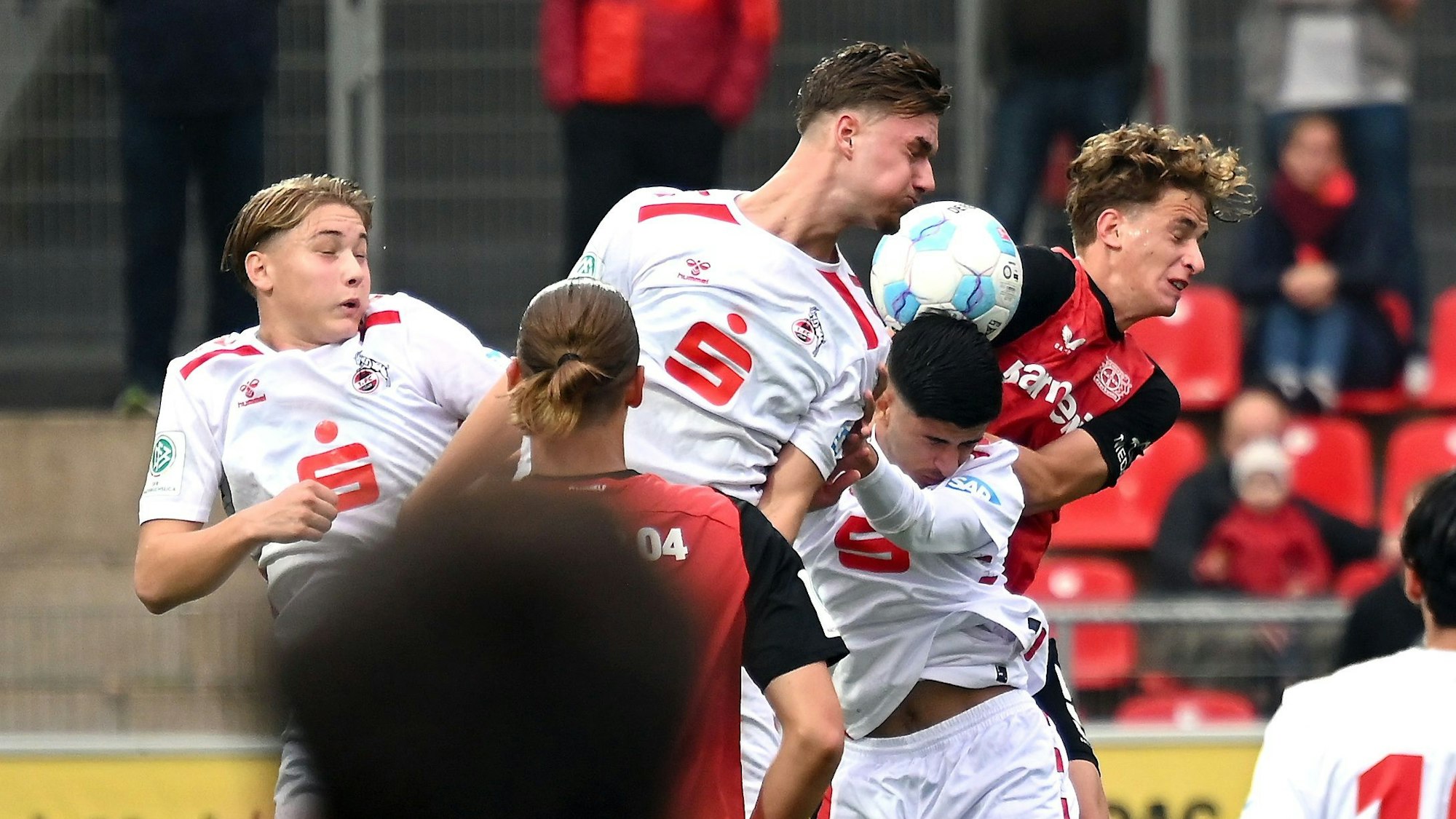 27.10.2024, Fussball-U19-Bayer 04-1.FC. Köln
mitte: Luis Stapelmann (Köln)
rechts: Andrea Natali (Bayer)
Foto: Uli Herhaus