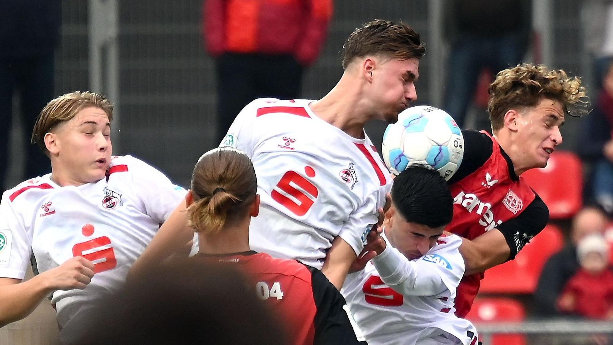 27.10.2024, Fussball-U19-Bayer 04-1.FC. Köln
mitte: Luis Stapelmann (Köln)
rechts: Andrea Natali (Bayer)
Foto: Uli Herhaus